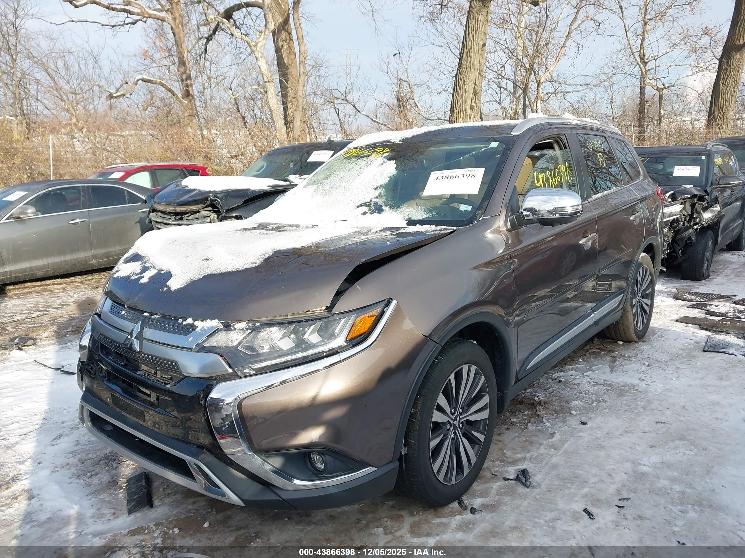 MITSUBISHI OUTLANDER image 2