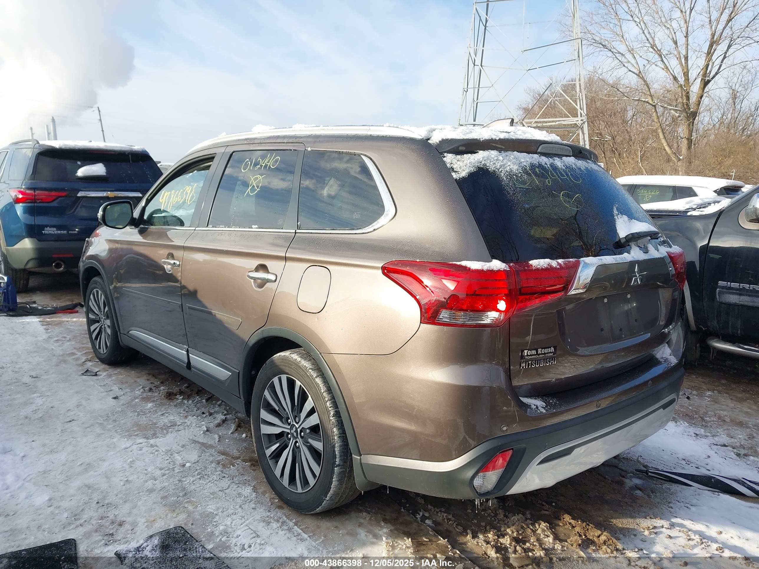 MITSUBISHI OUTLANDER image 3