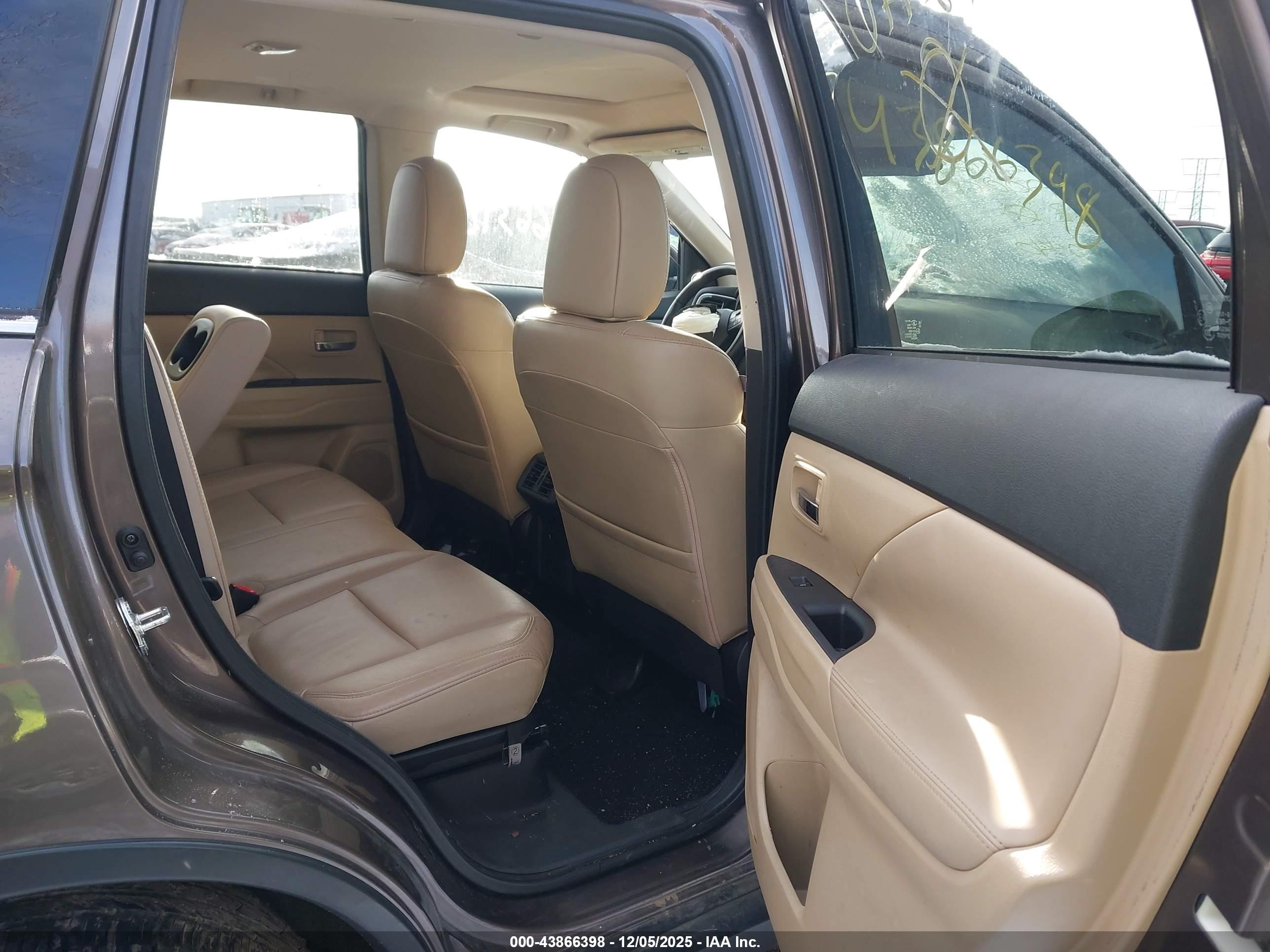 MITSUBISHI OUTLANDER image 8
