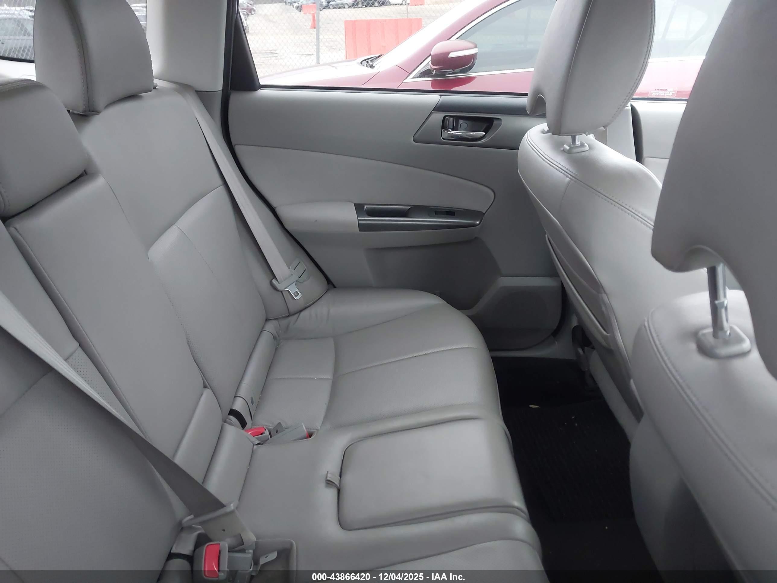 SUBARU FORESTER image 8