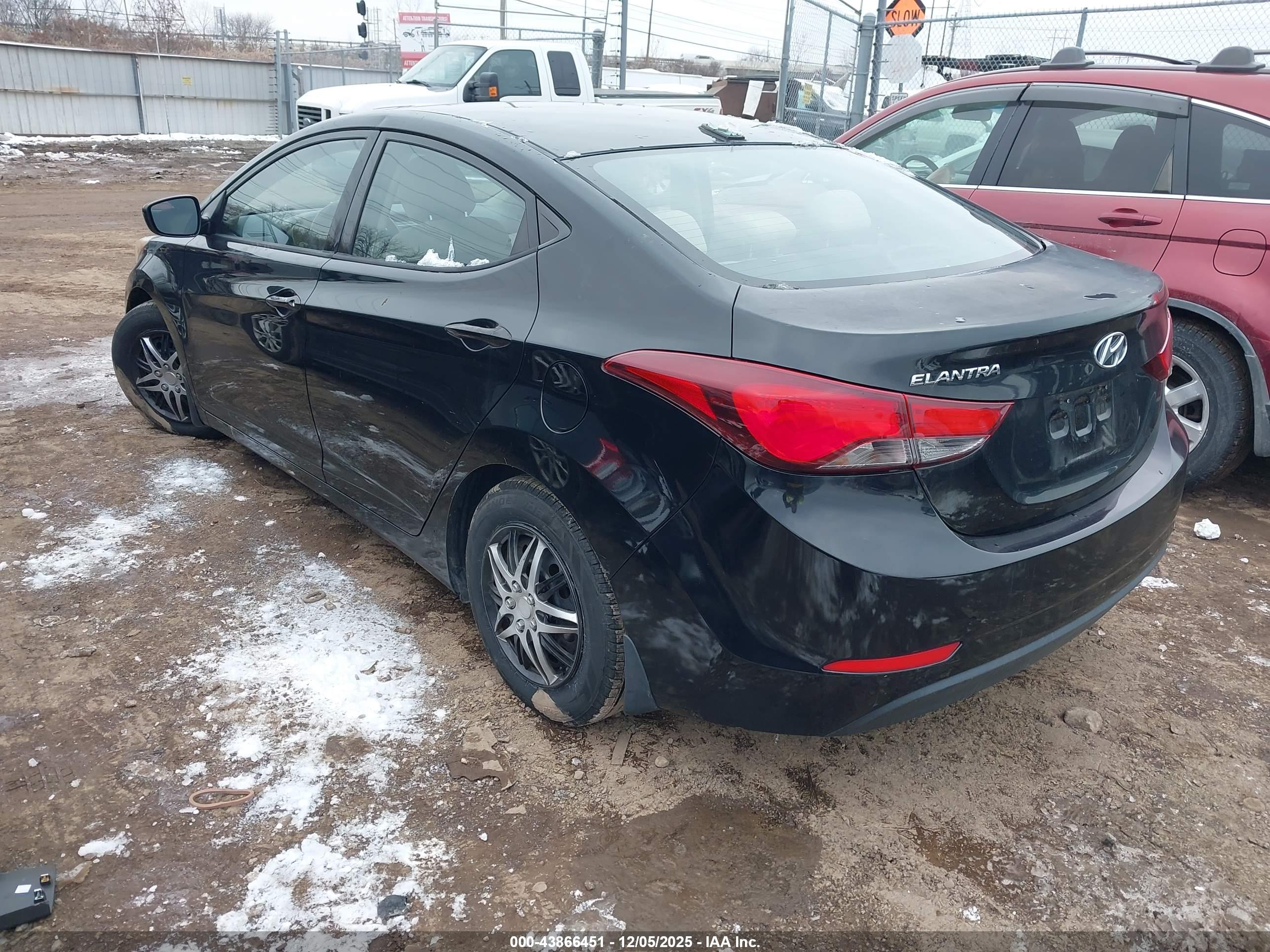 HYUNDAI ELANTRA image 3