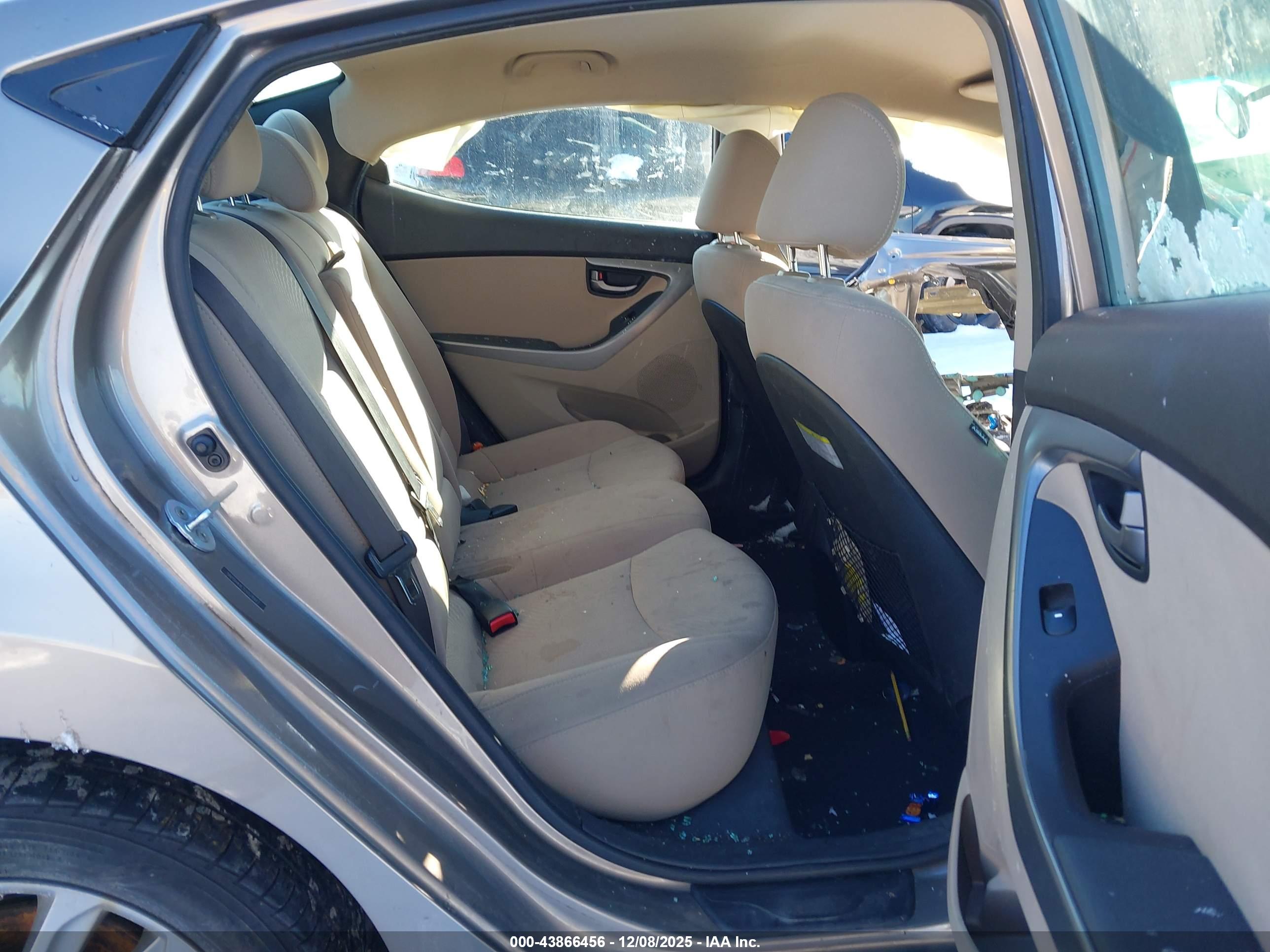 HYUNDAI ELANTRA image 8