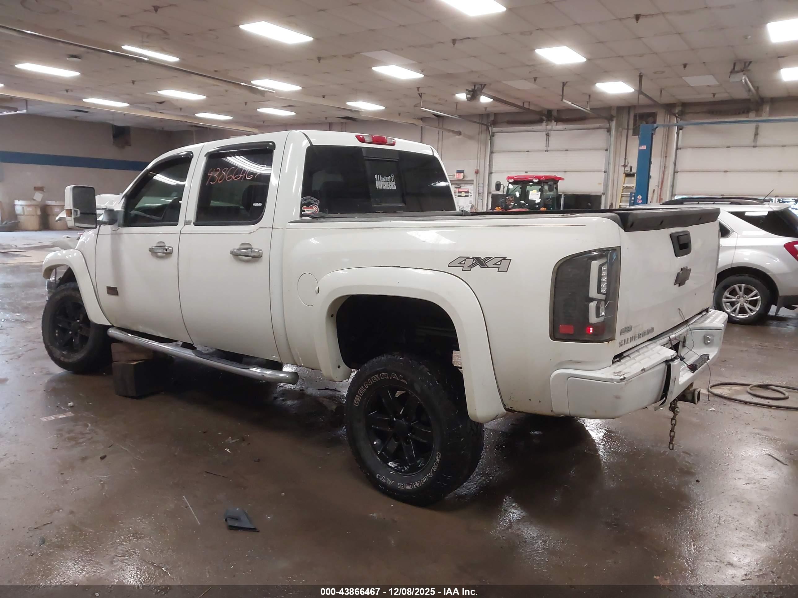 CHEVROLET SILVERADO image 3