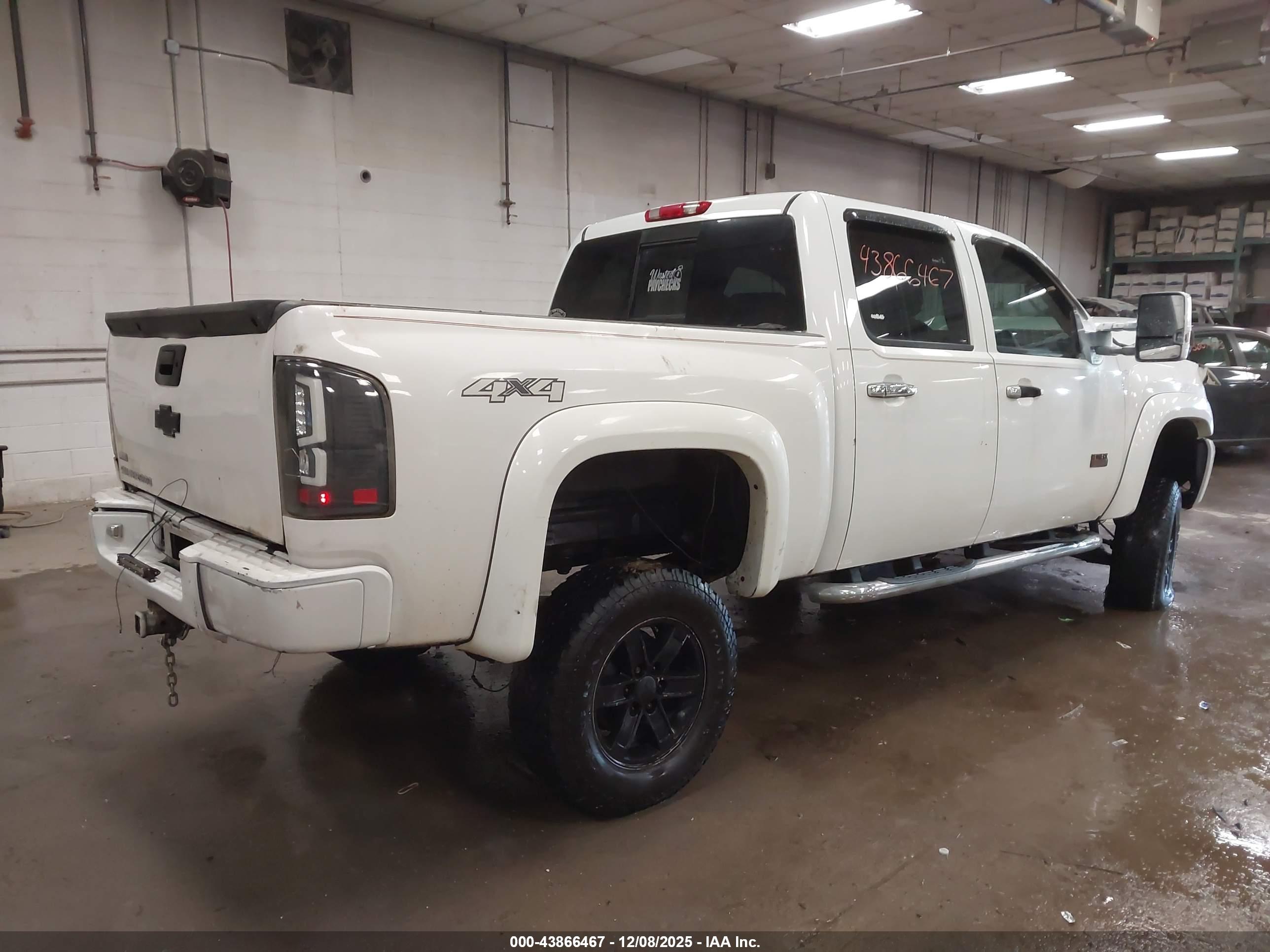CHEVROLET SILVERADO image 4