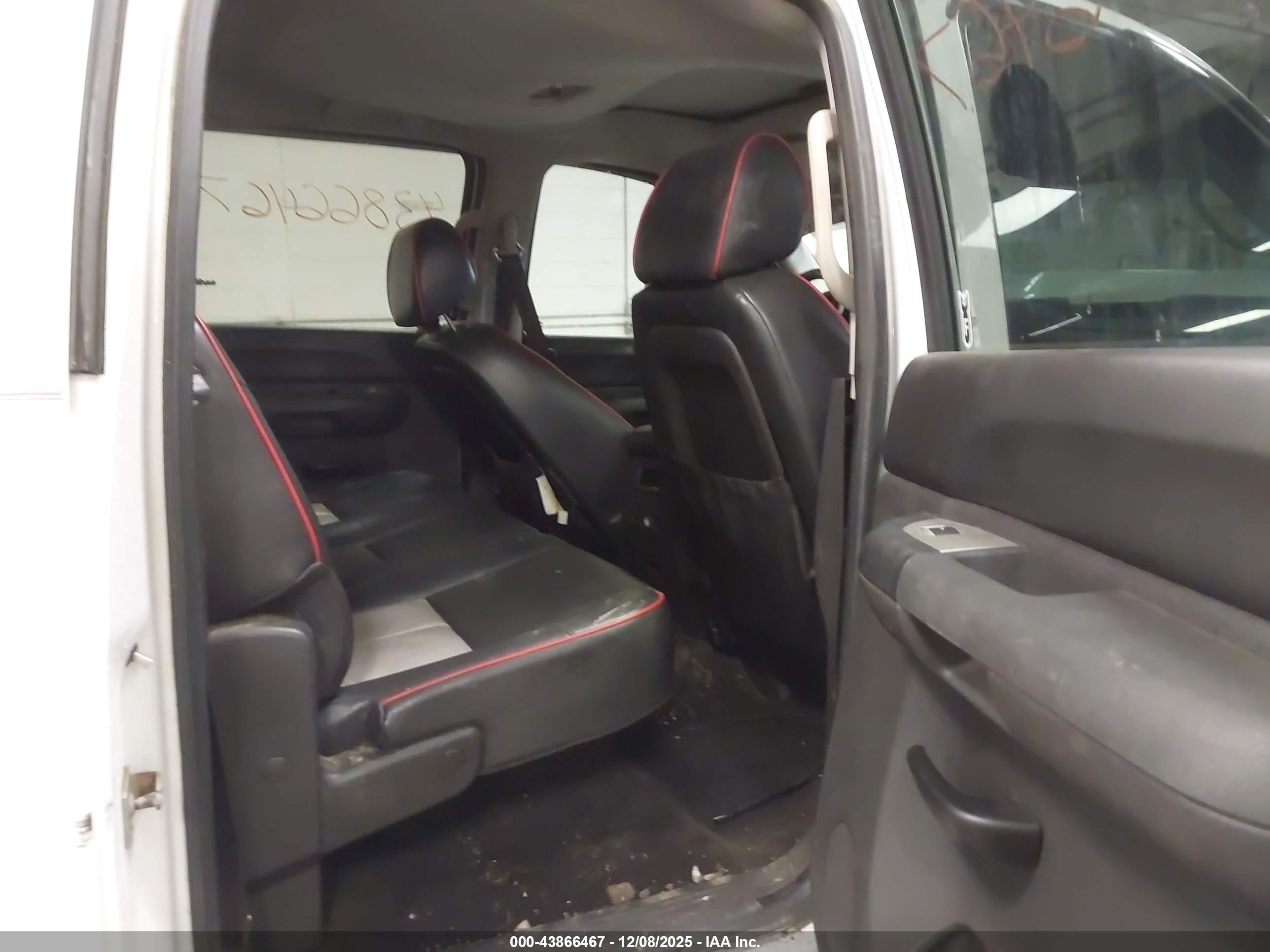 CHEVROLET SILVERADO image 8