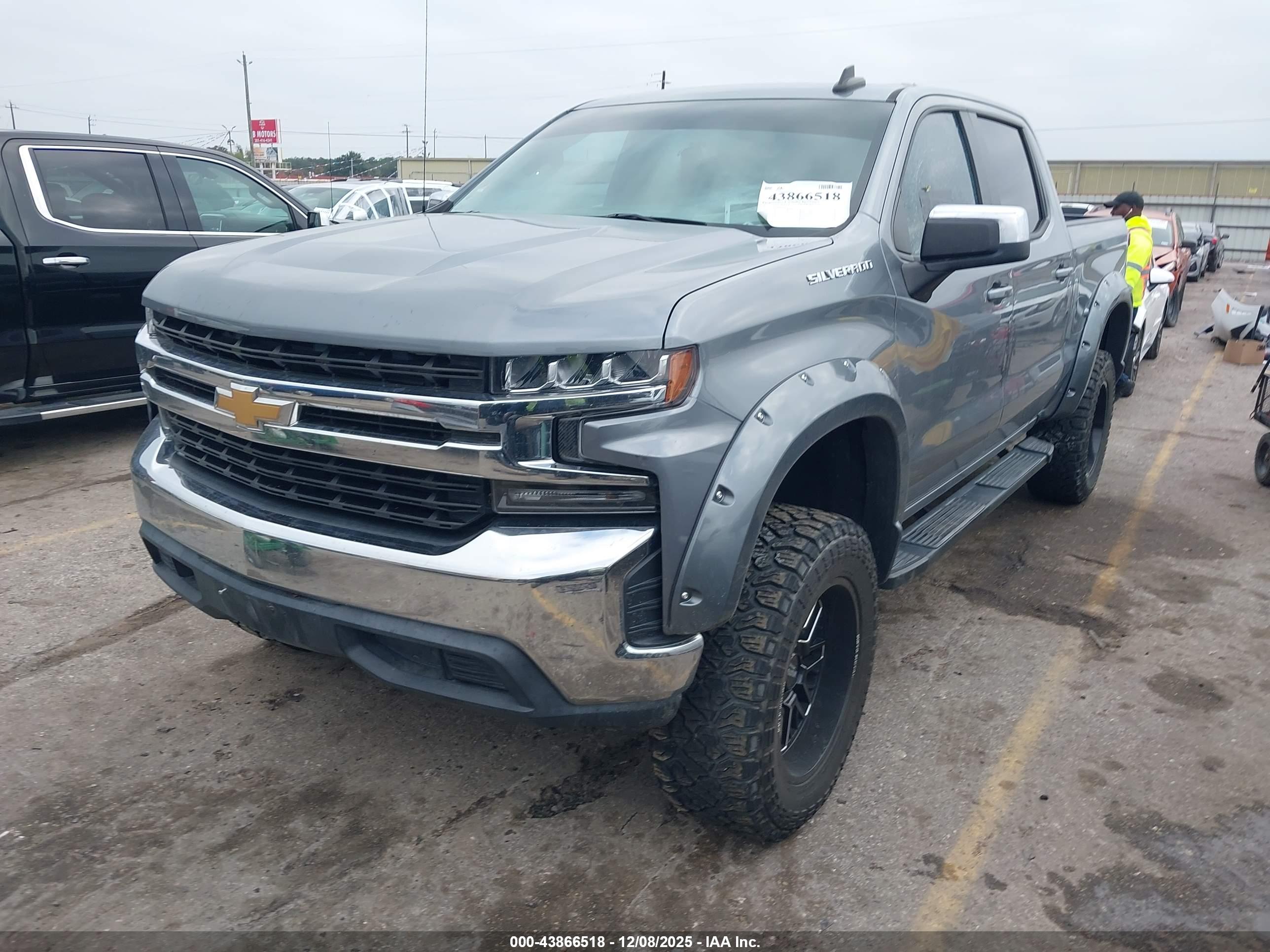 CHEVROLET SILVERADO image 2