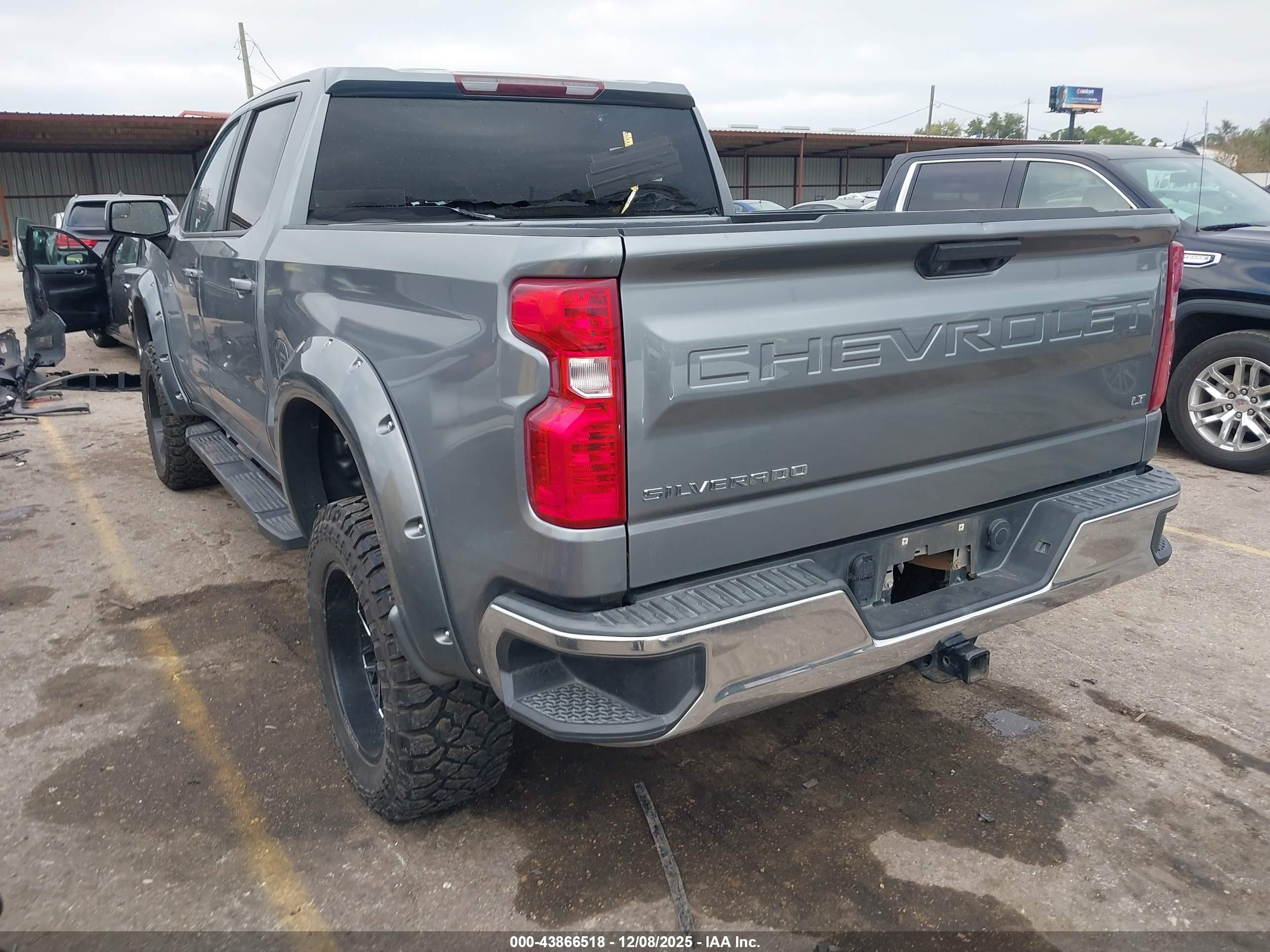 CHEVROLET SILVERADO image 3