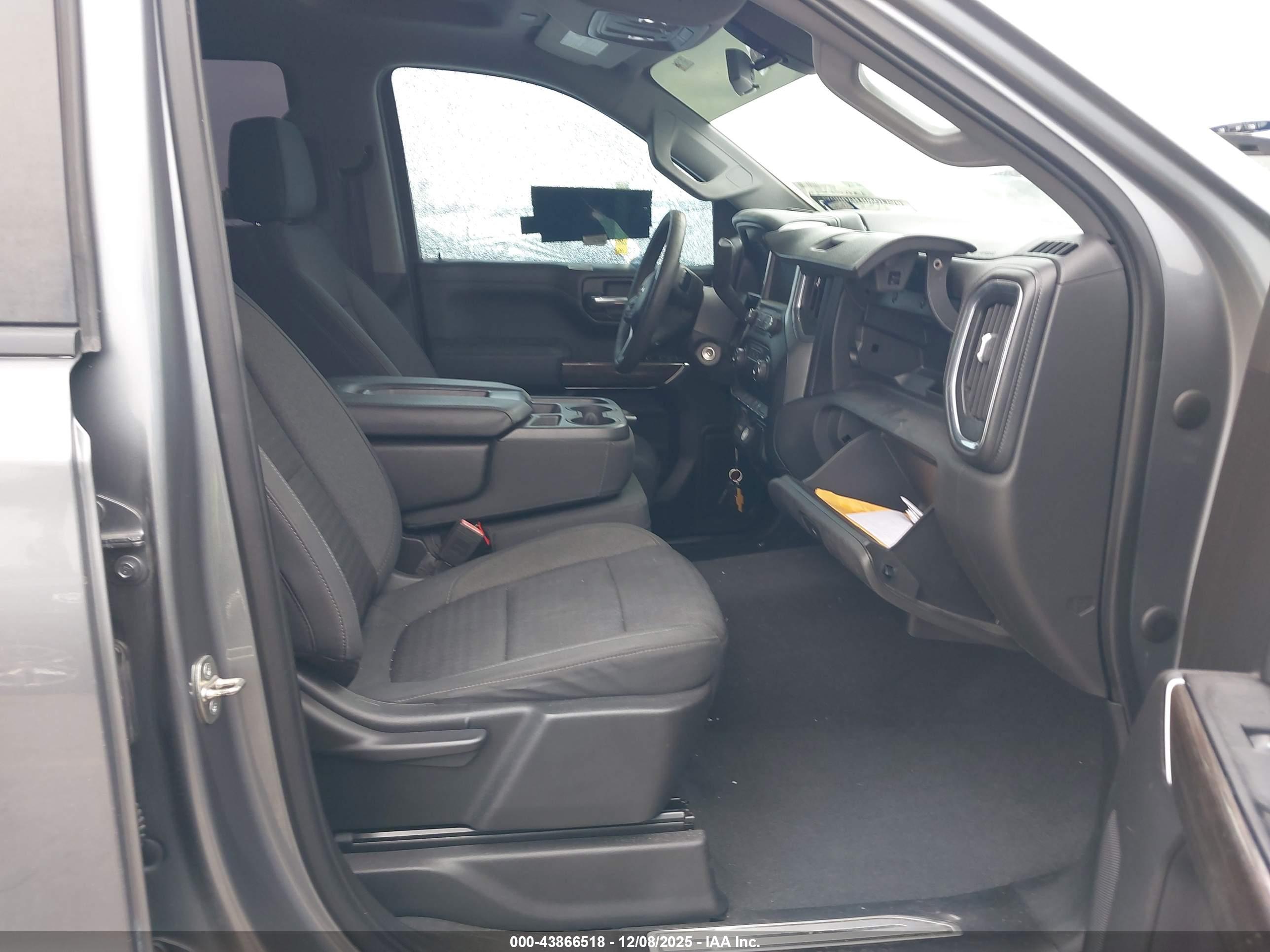 CHEVROLET SILVERADO image 5