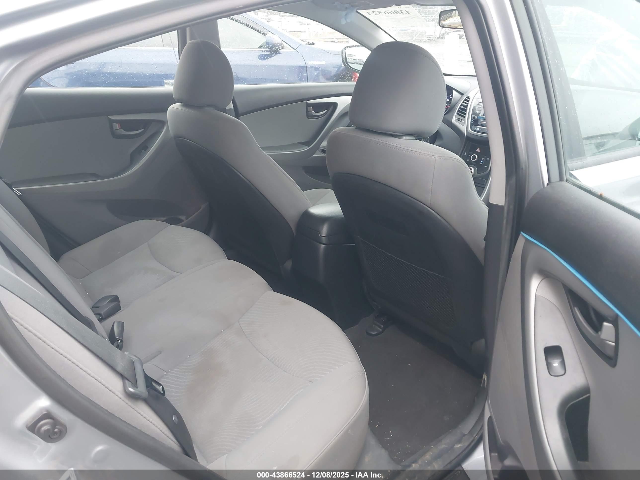 HYUNDAI ELANTRA image 8