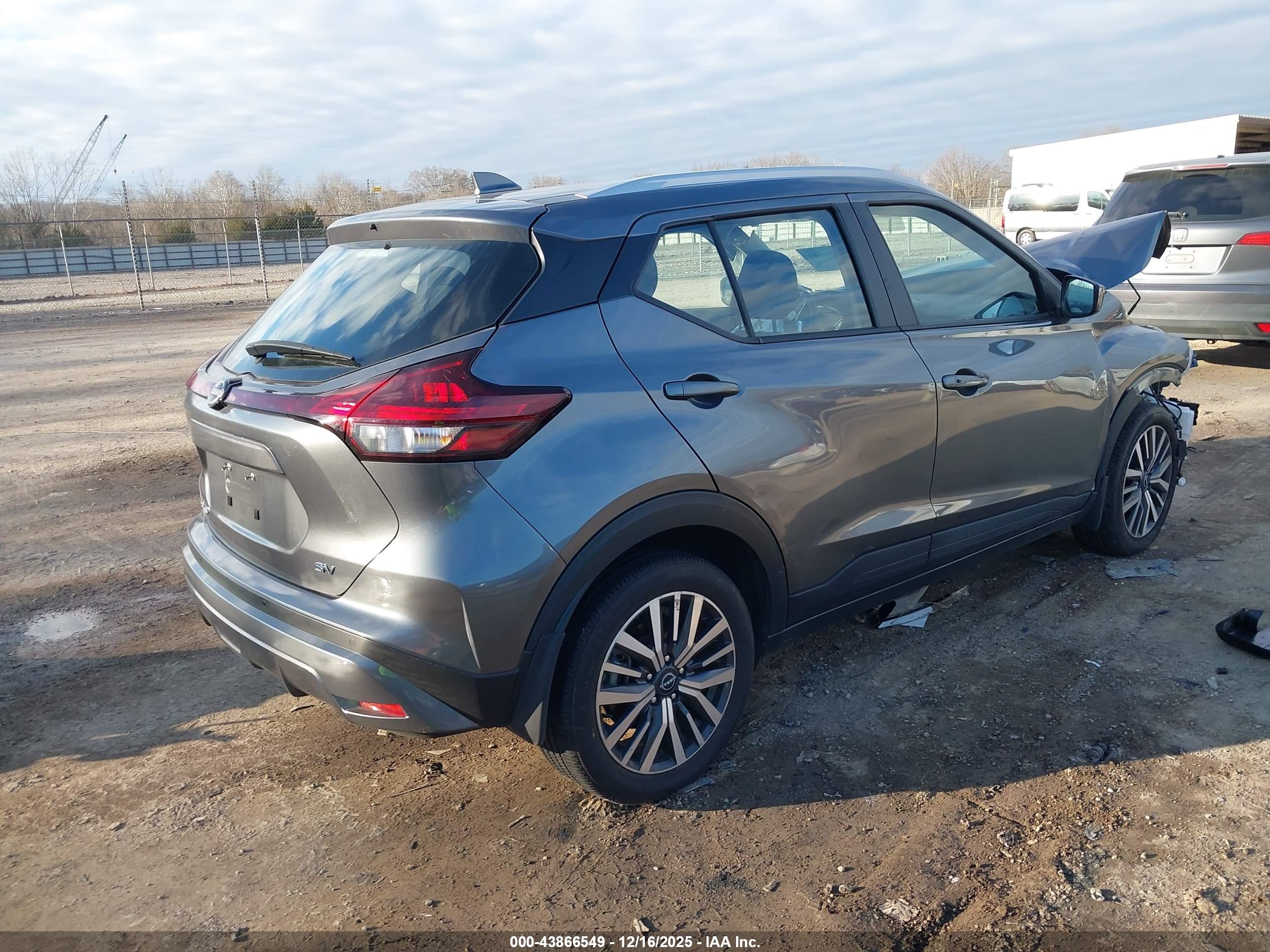 NISSAN KICKS image 4