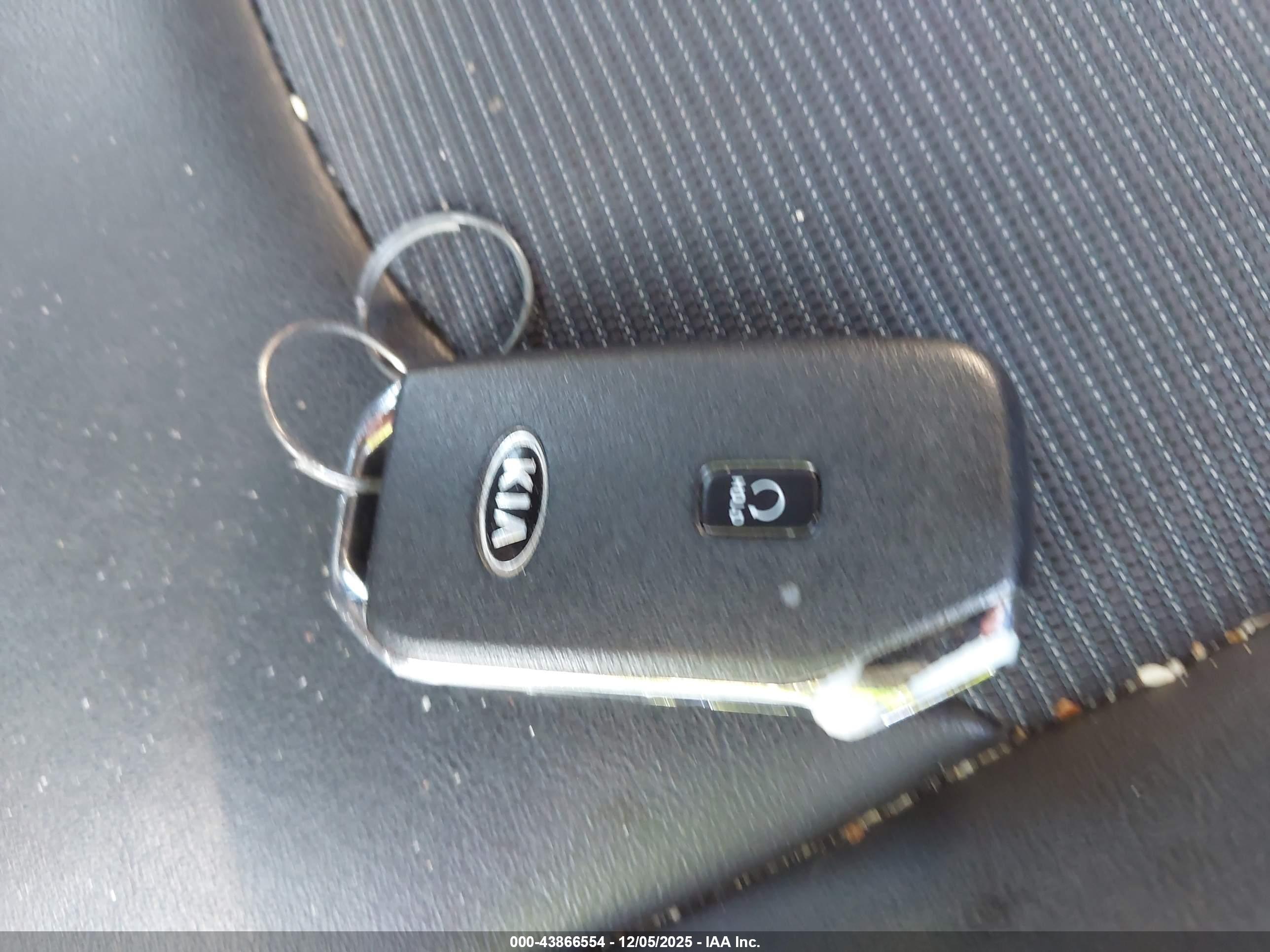 KIA K5 image 11
