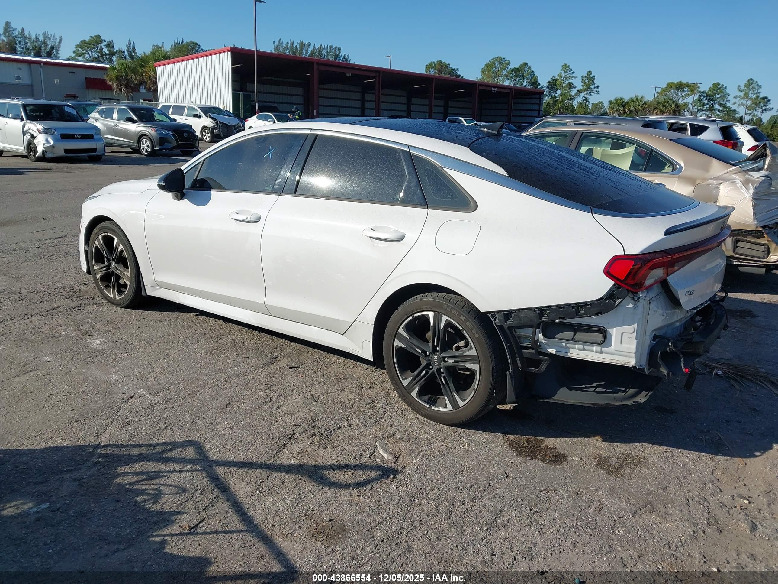 KIA K5 image 3