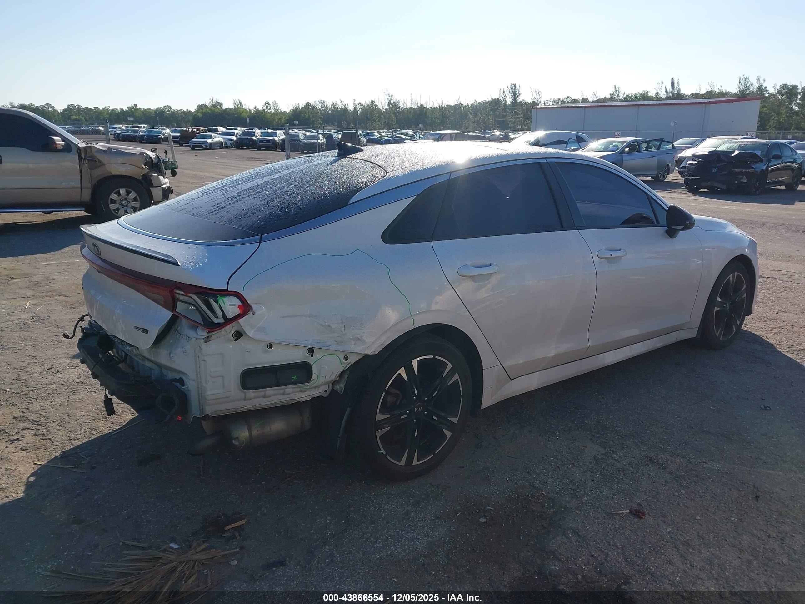 KIA K5 image 4