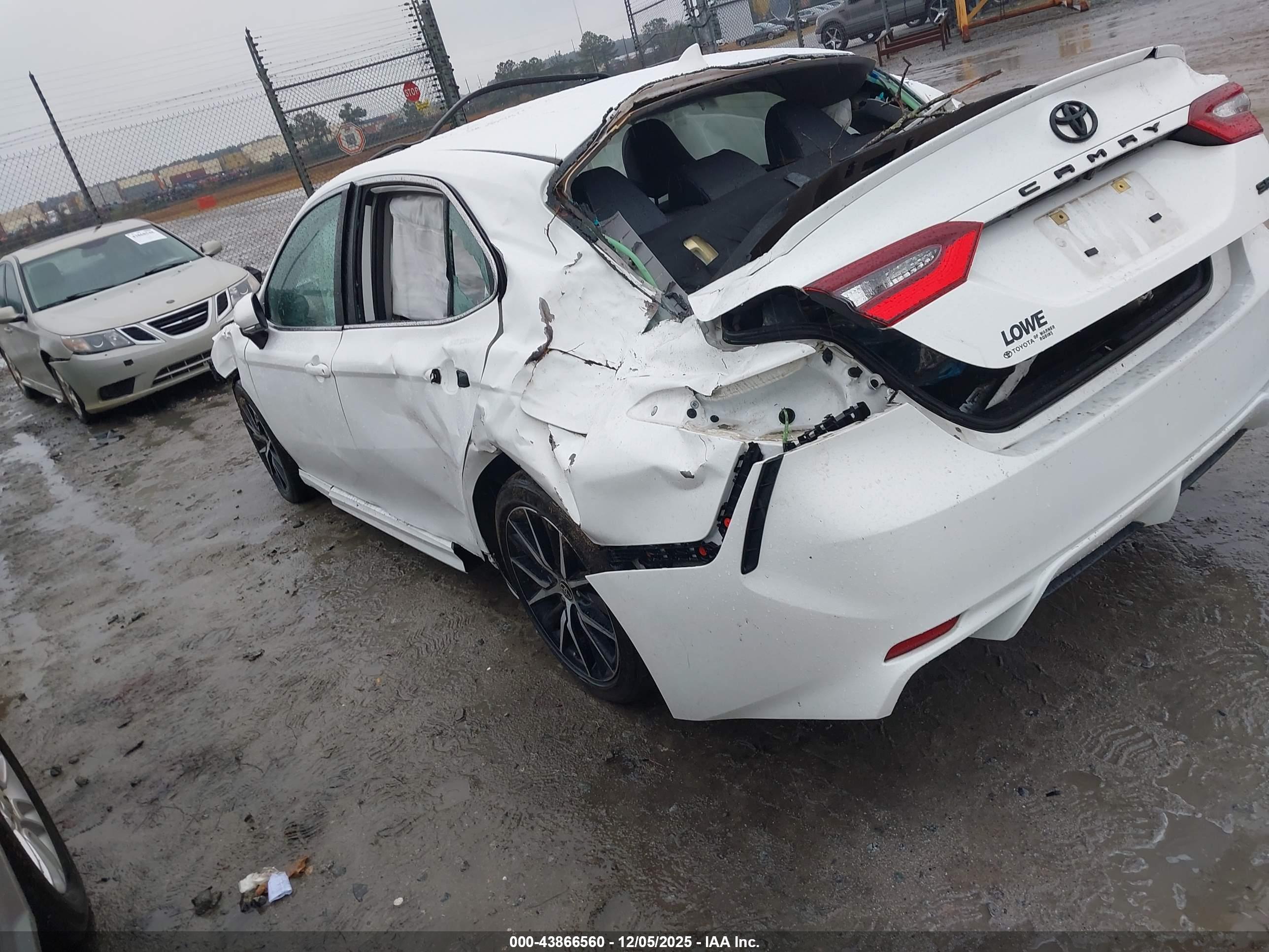 TOYOTA CAMRY image 3