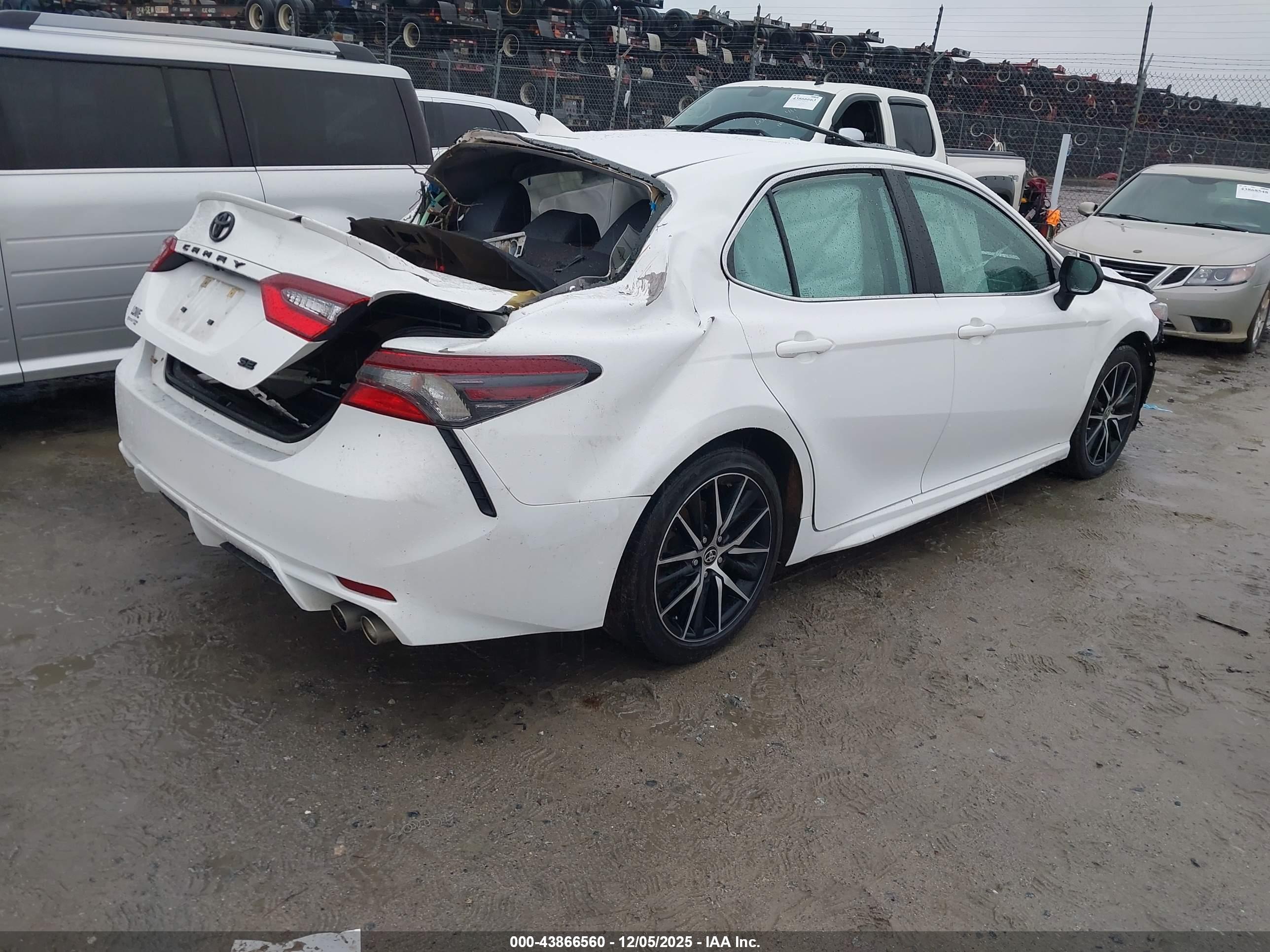 TOYOTA CAMRY image 4