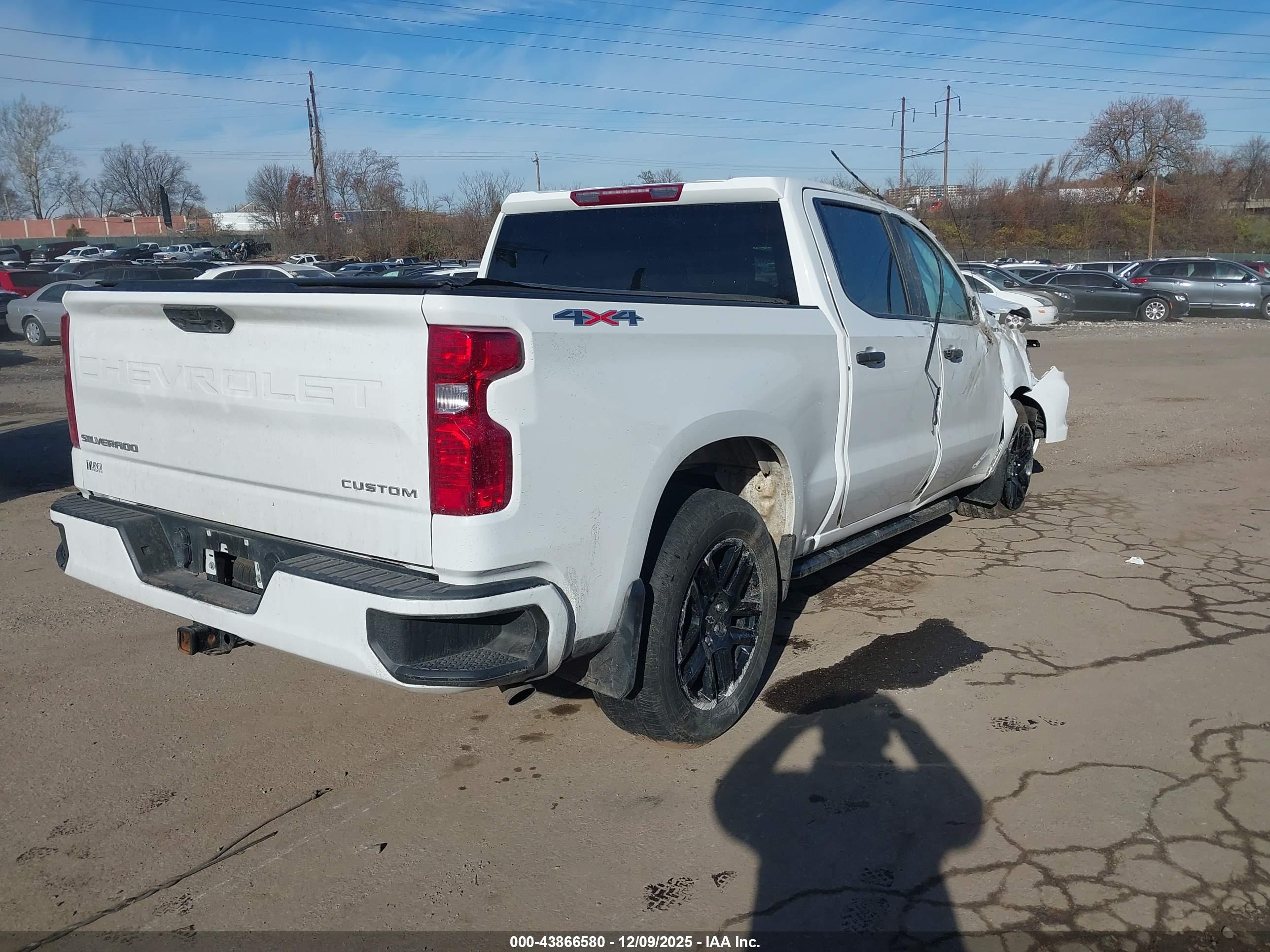CHEVROLET SILVERADO image 4
