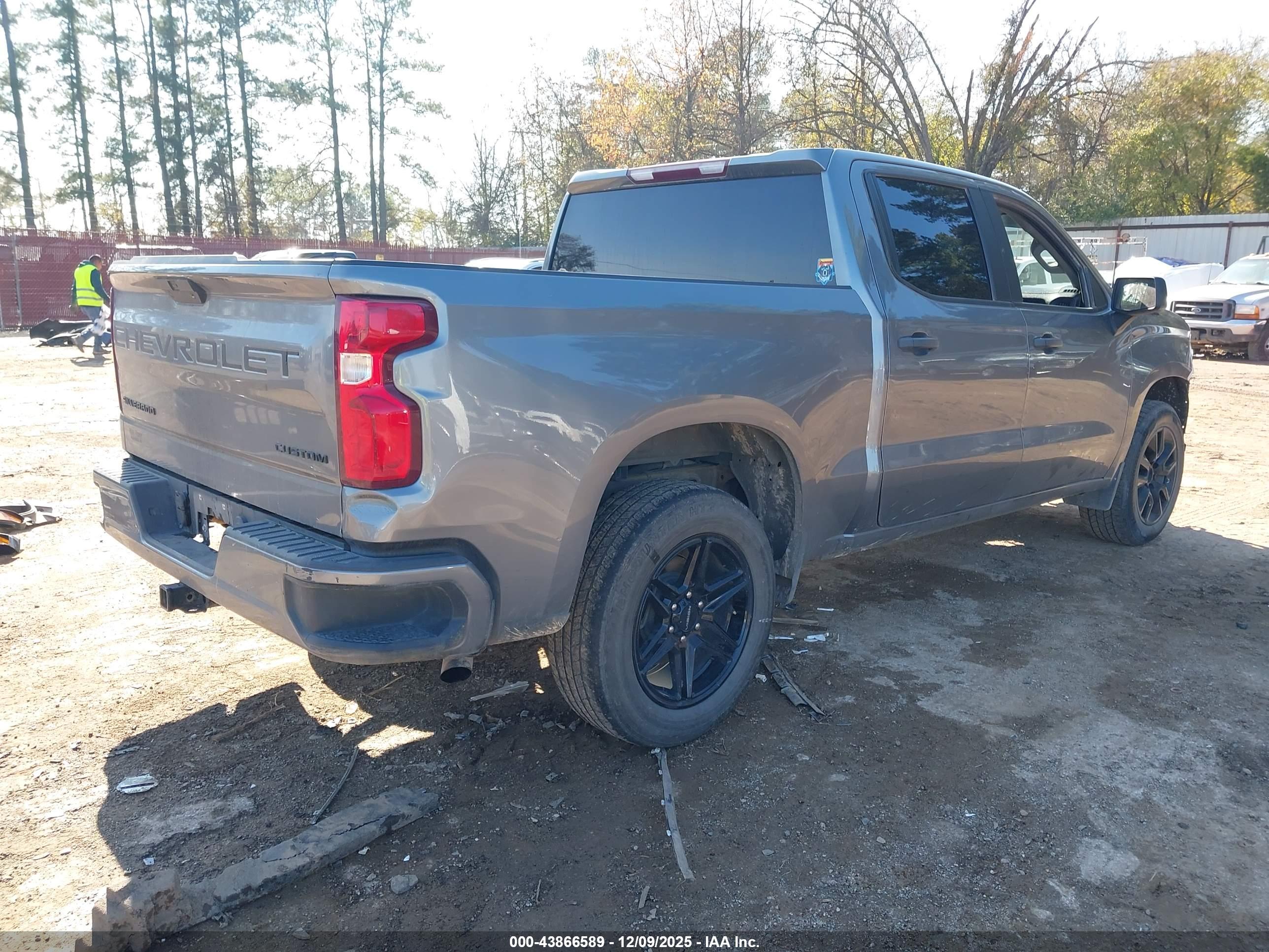 CHEVROLET SILVERADO image 4