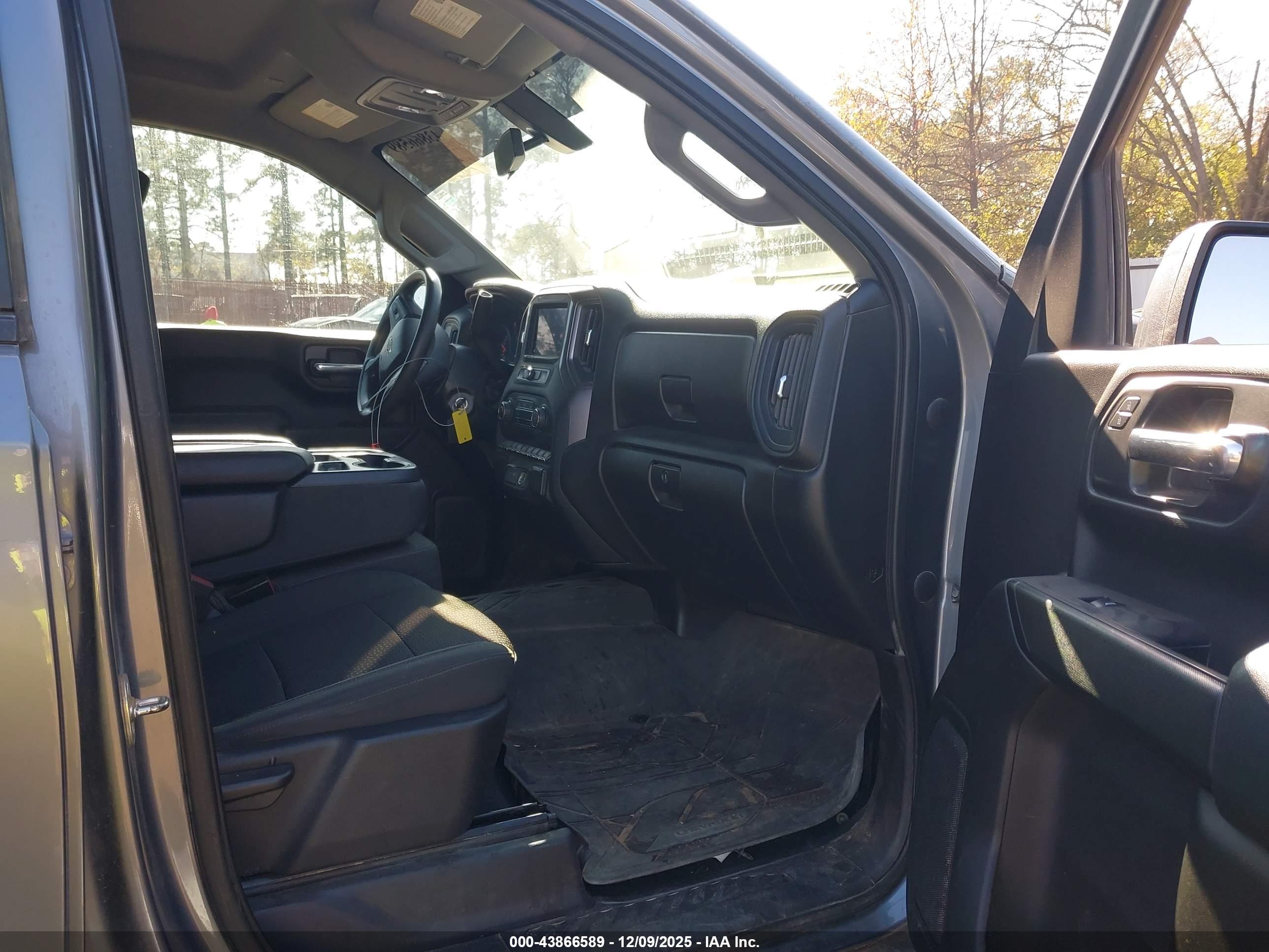 CHEVROLET SILVERADO image 5