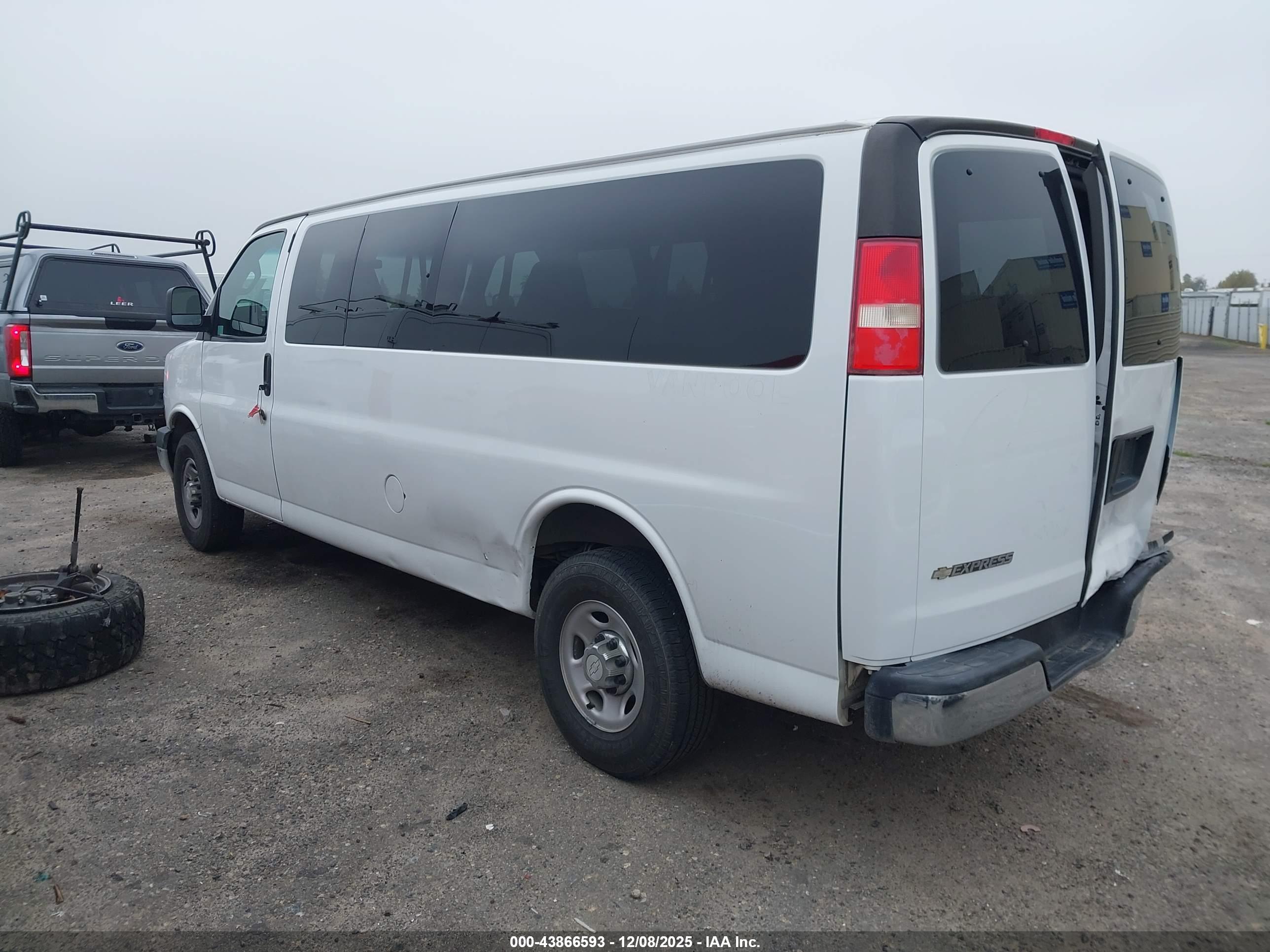 CHEVROLET EXPRESS image 3