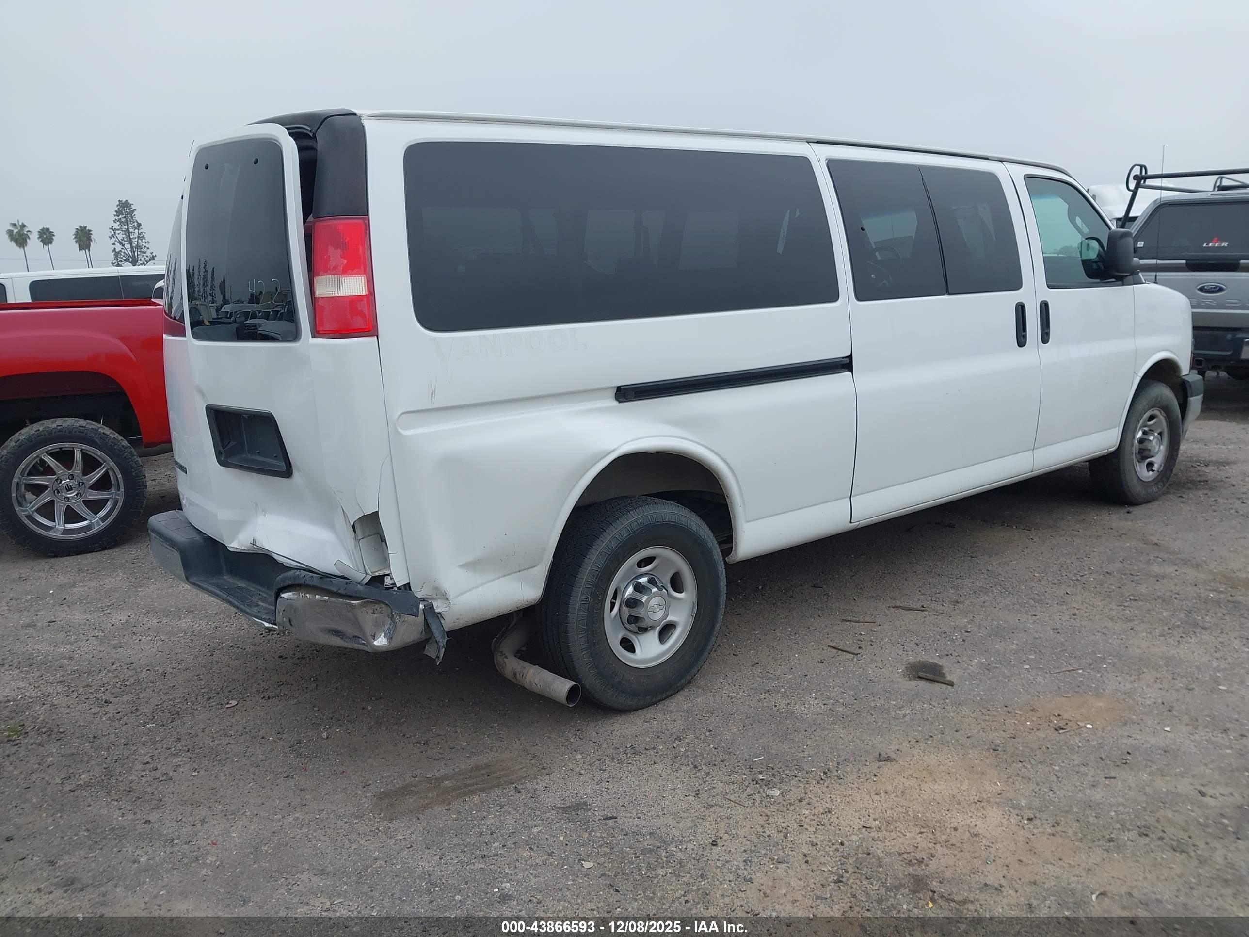 CHEVROLET EXPRESS image 4