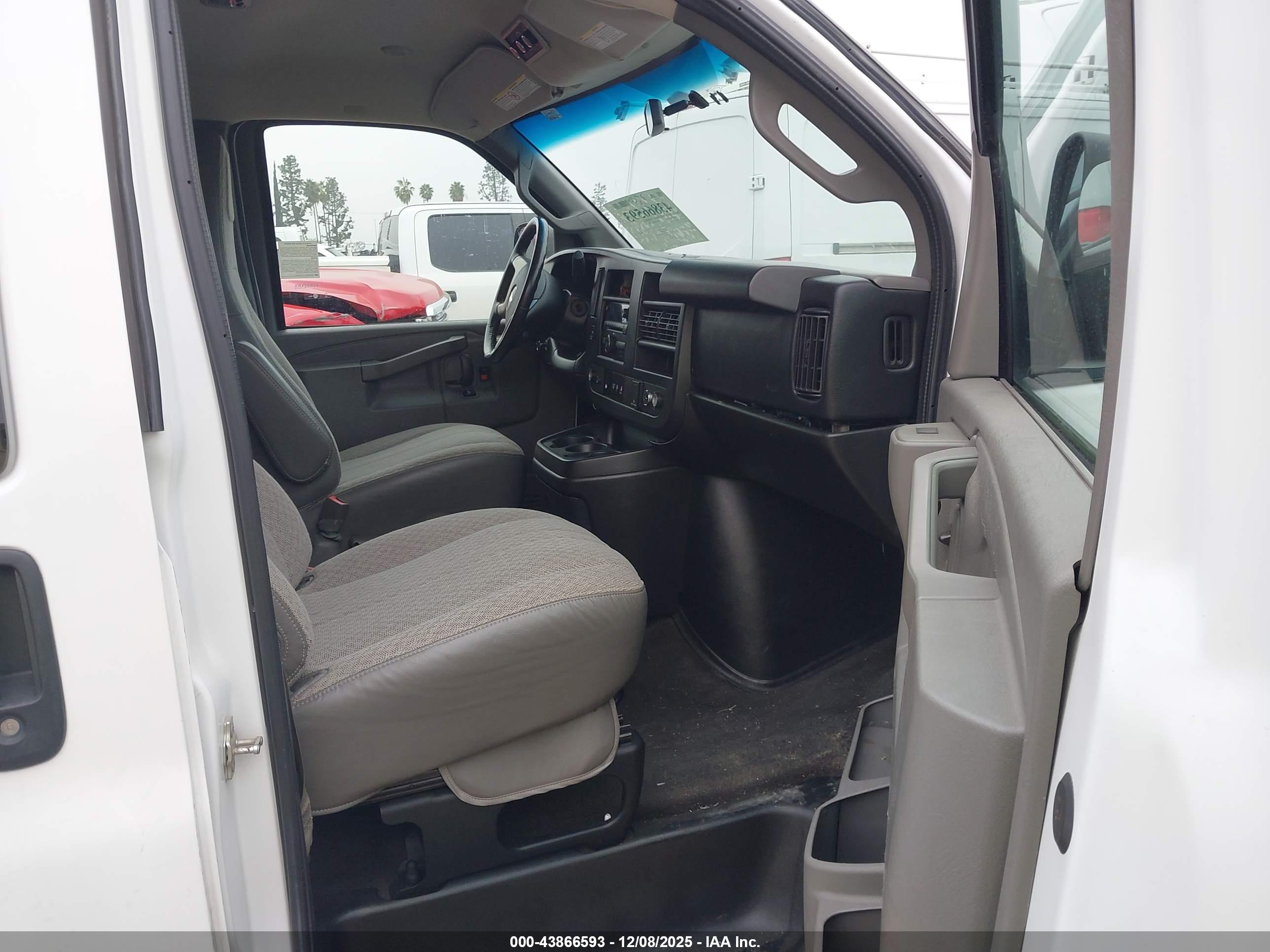 CHEVROLET EXPRESS image 5