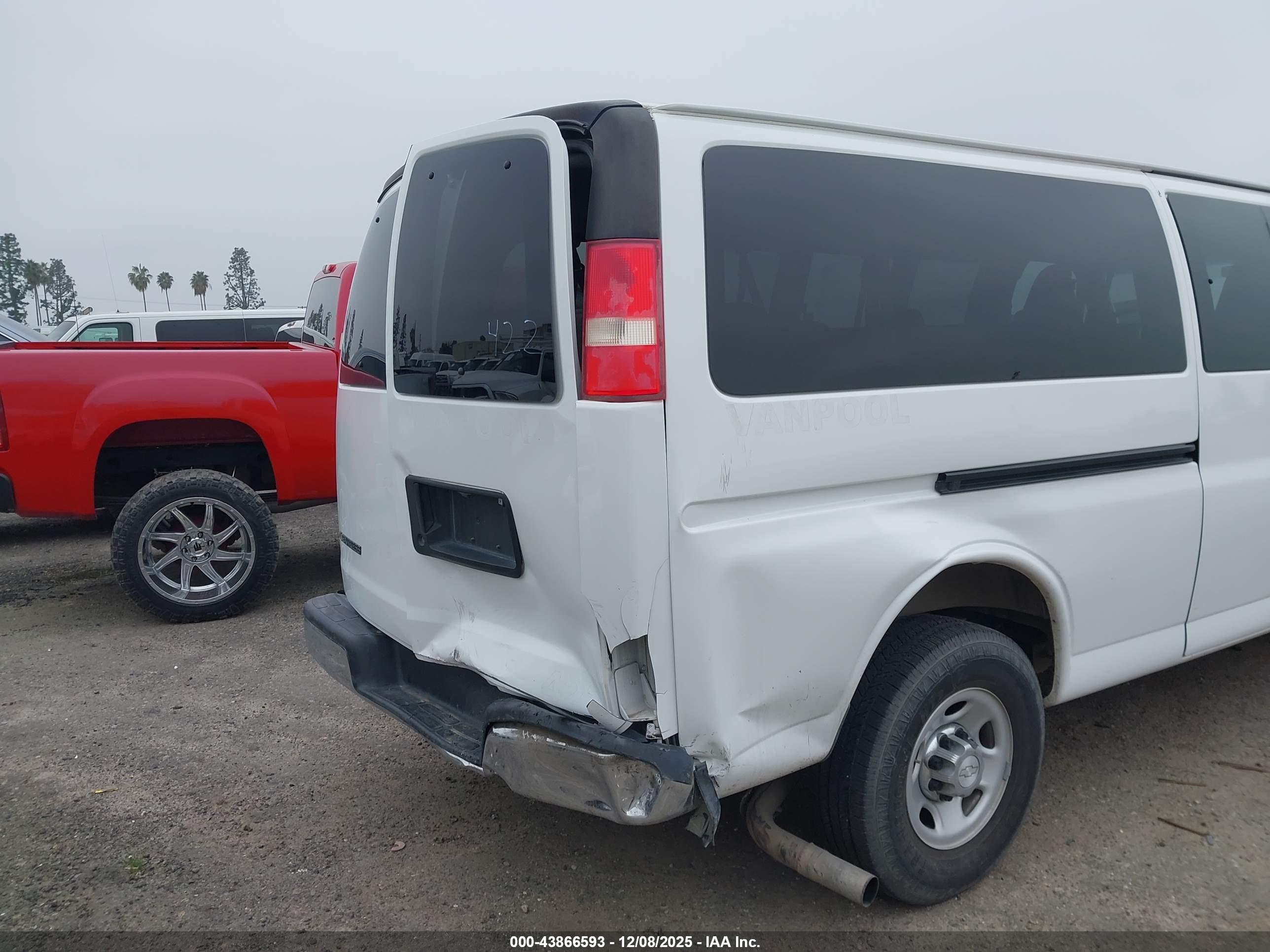 CHEVROLET EXPRESS image 6