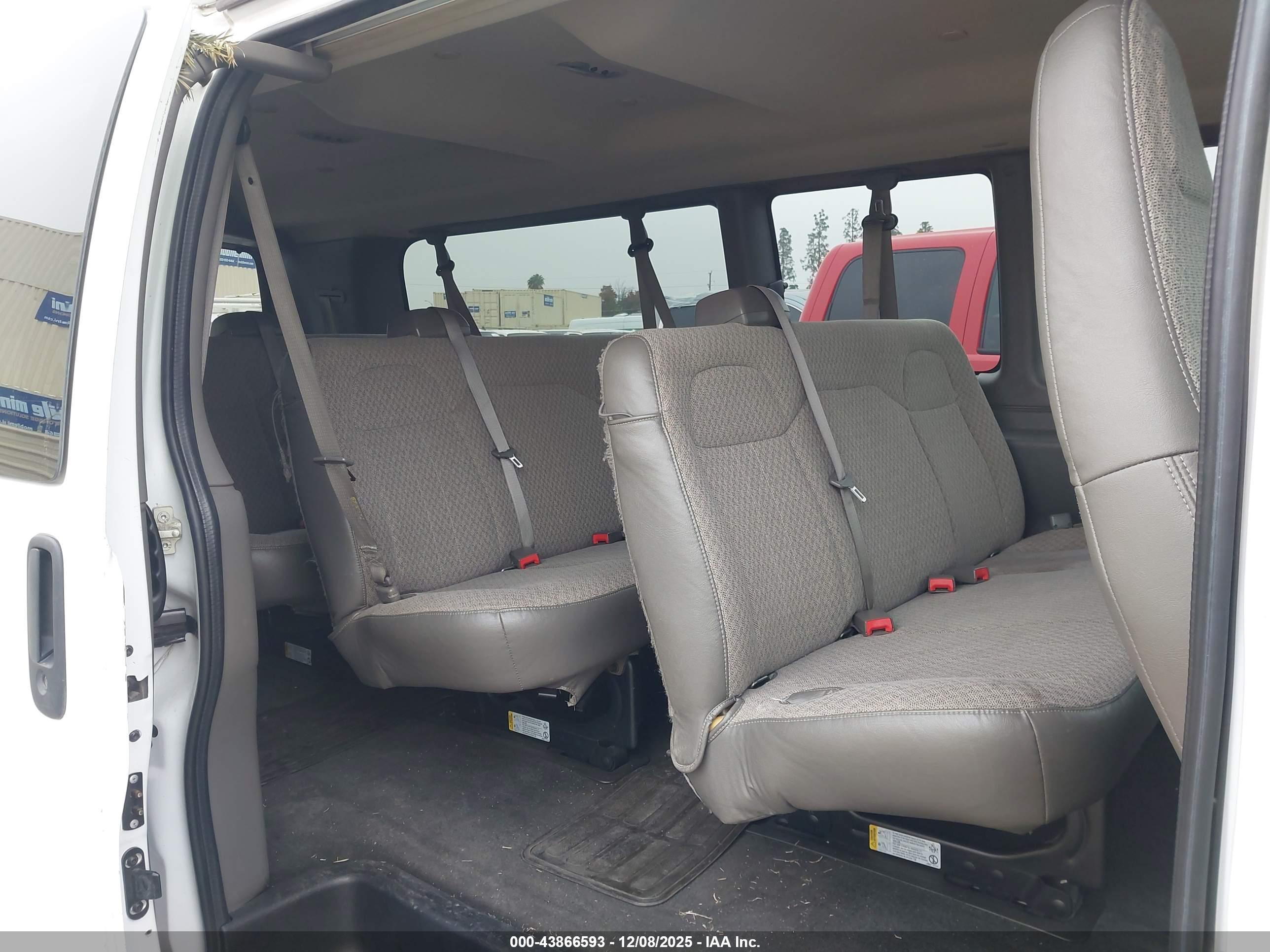 CHEVROLET EXPRESS image 8