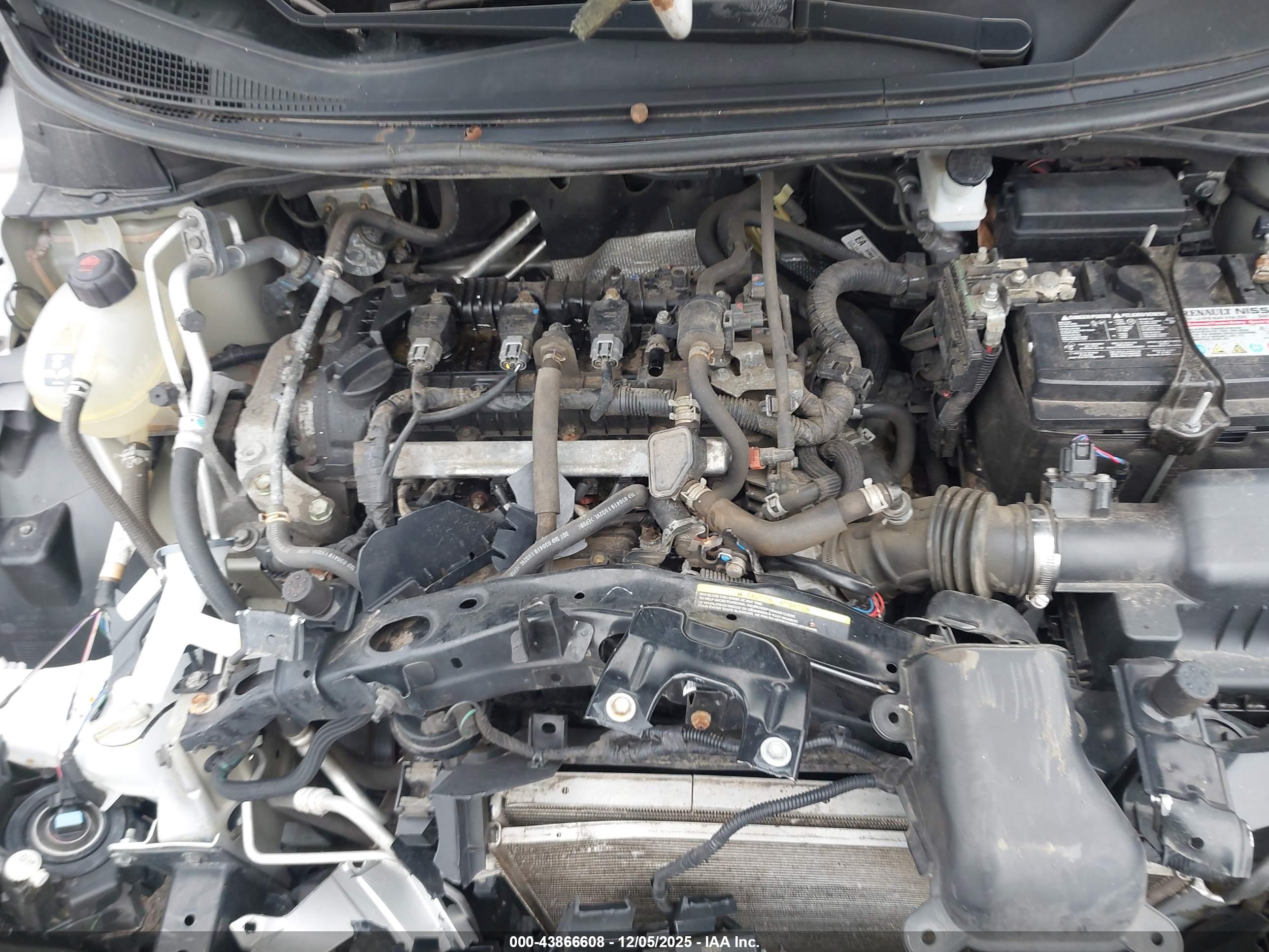 NISSAN VERSA image 10