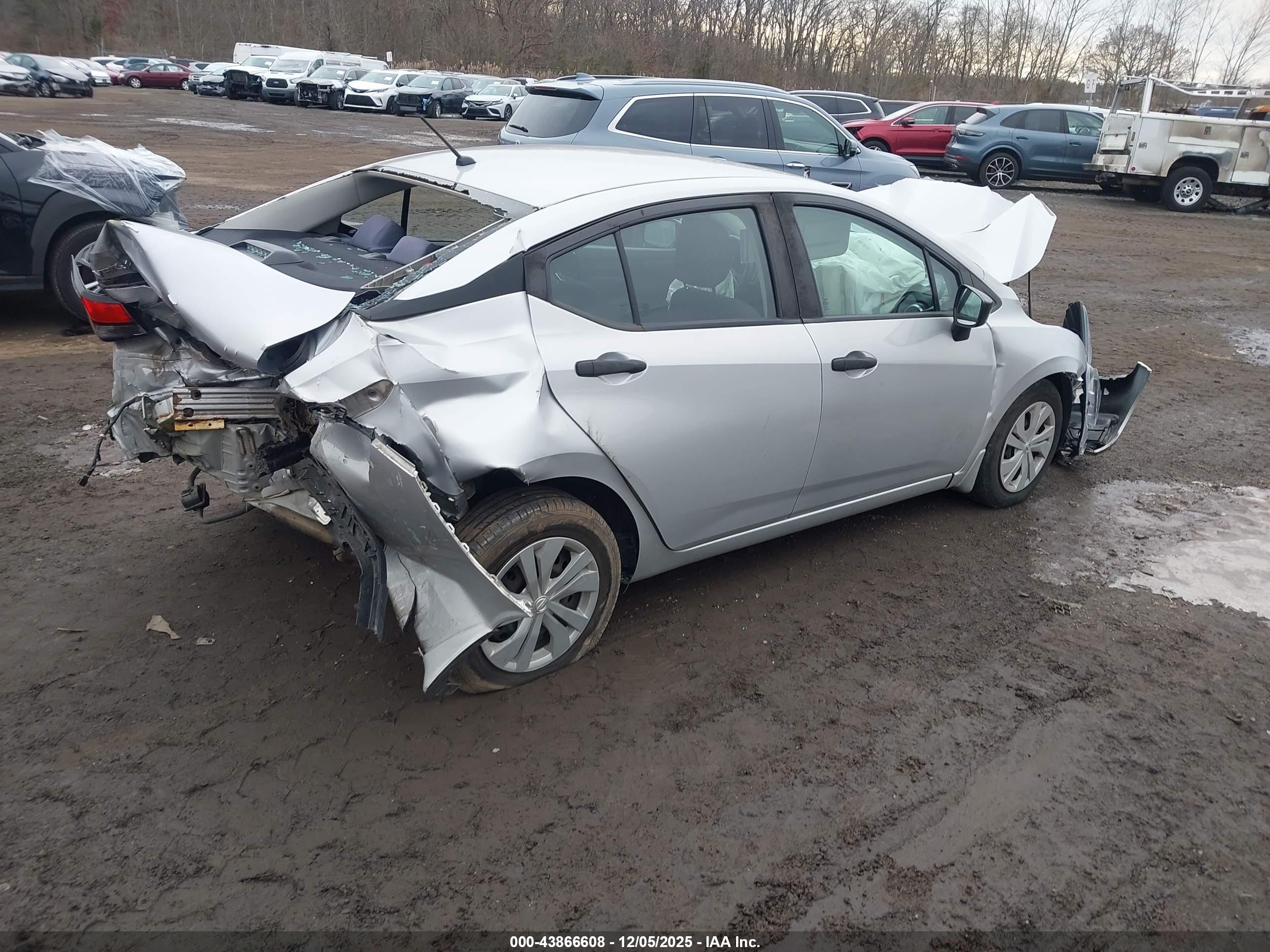 NISSAN VERSA image 4