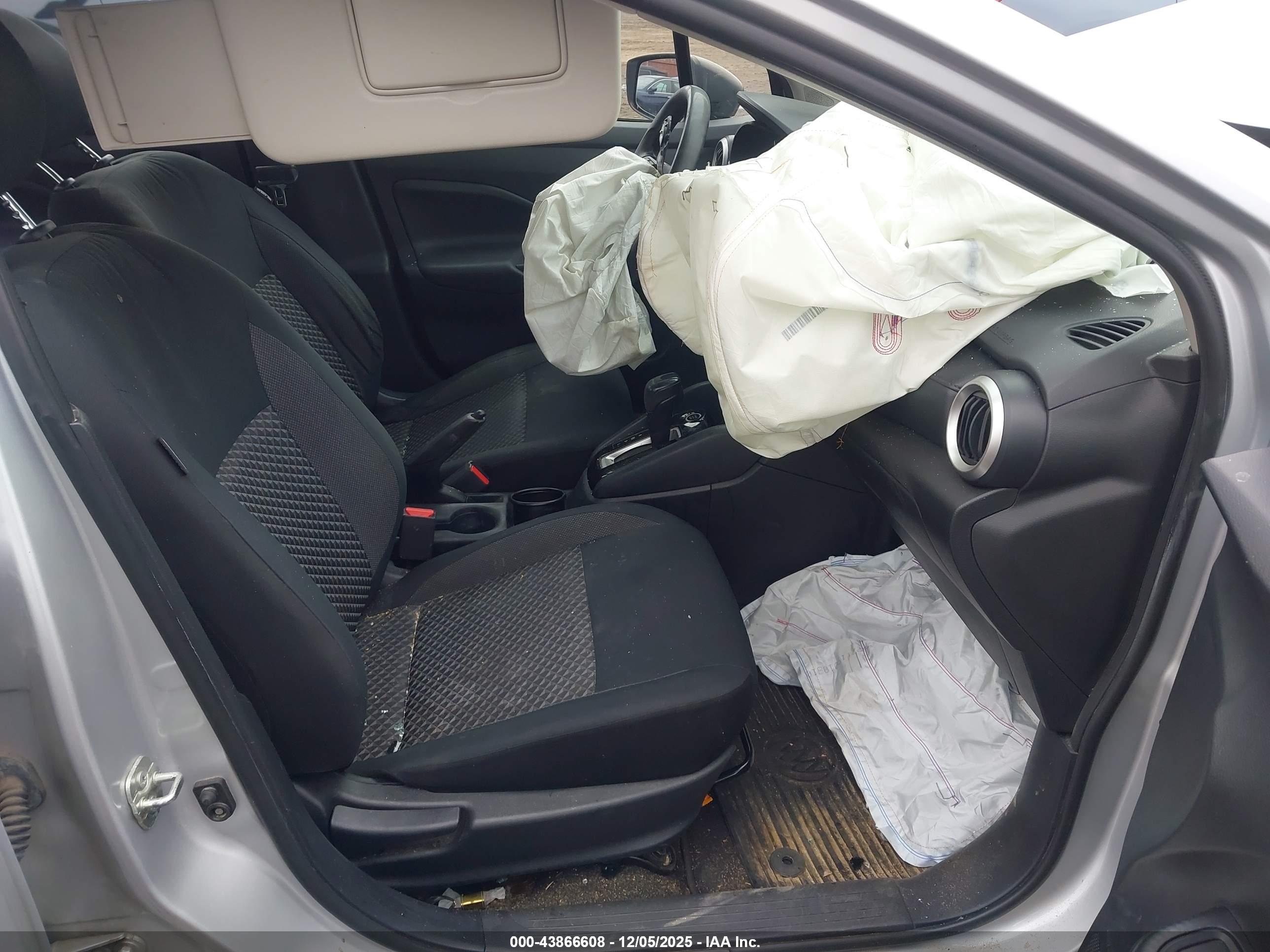 NISSAN VERSA image 5