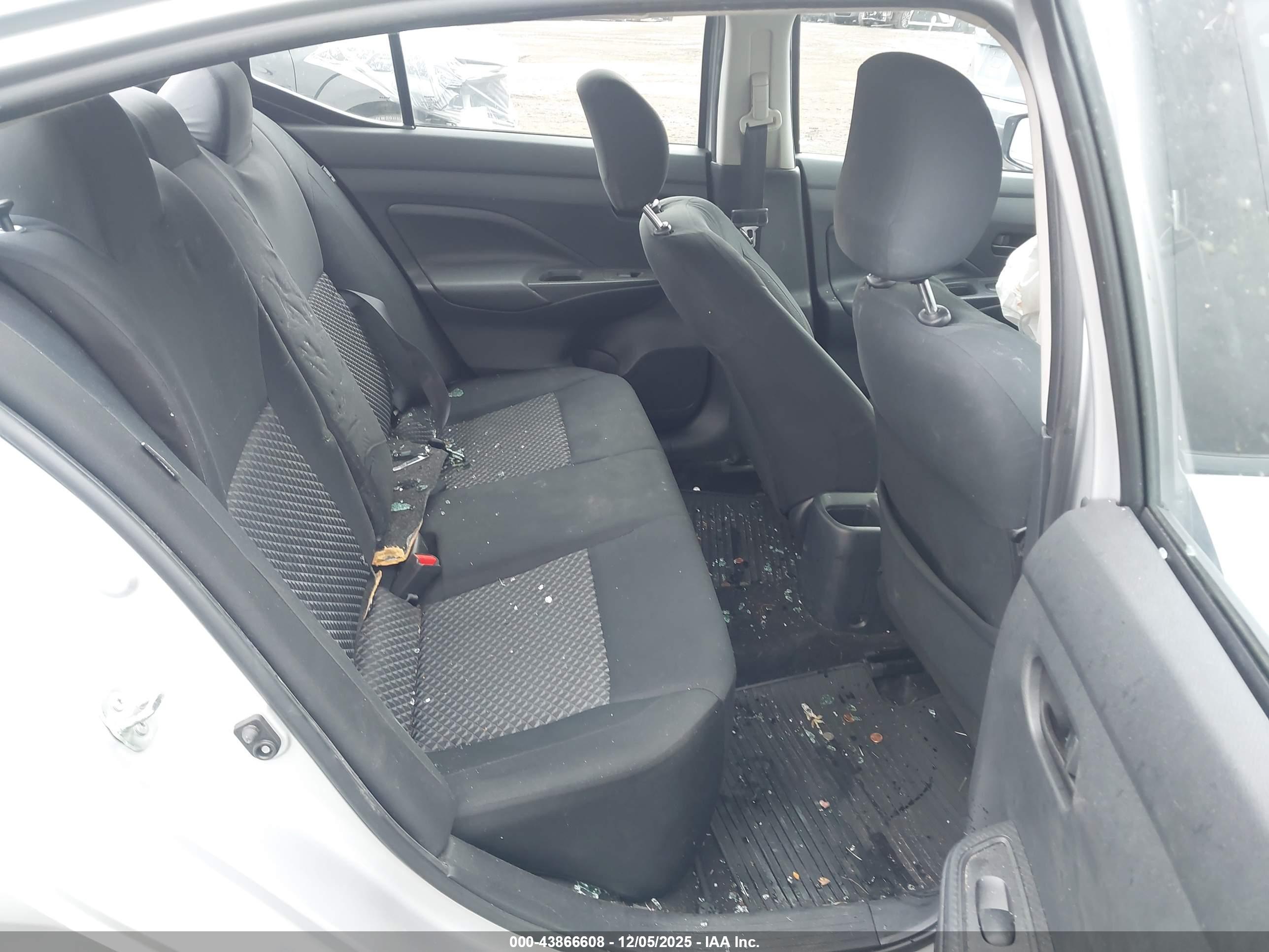 NISSAN VERSA image 8