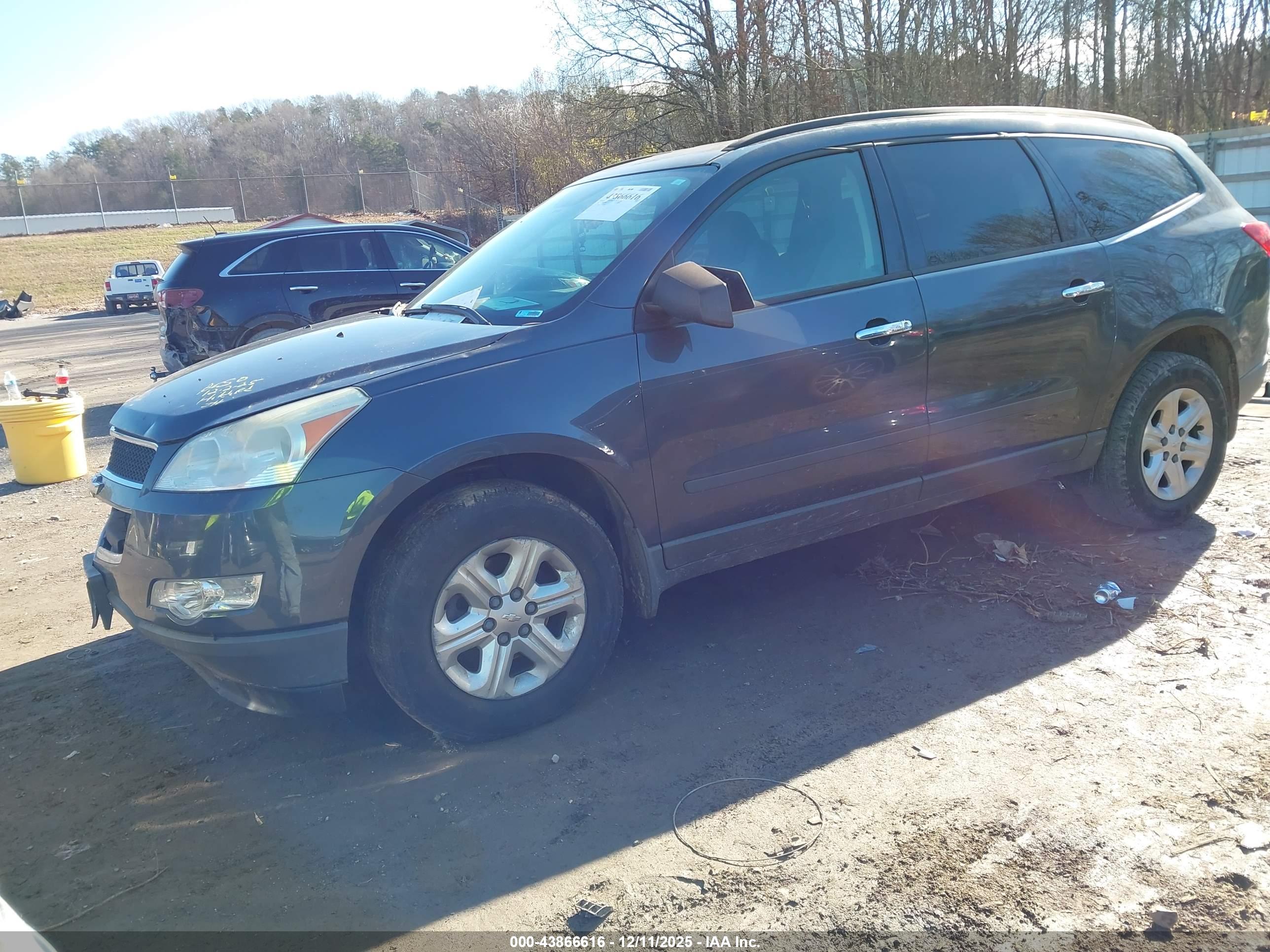 CHEVROLET TRAVERSE image 2