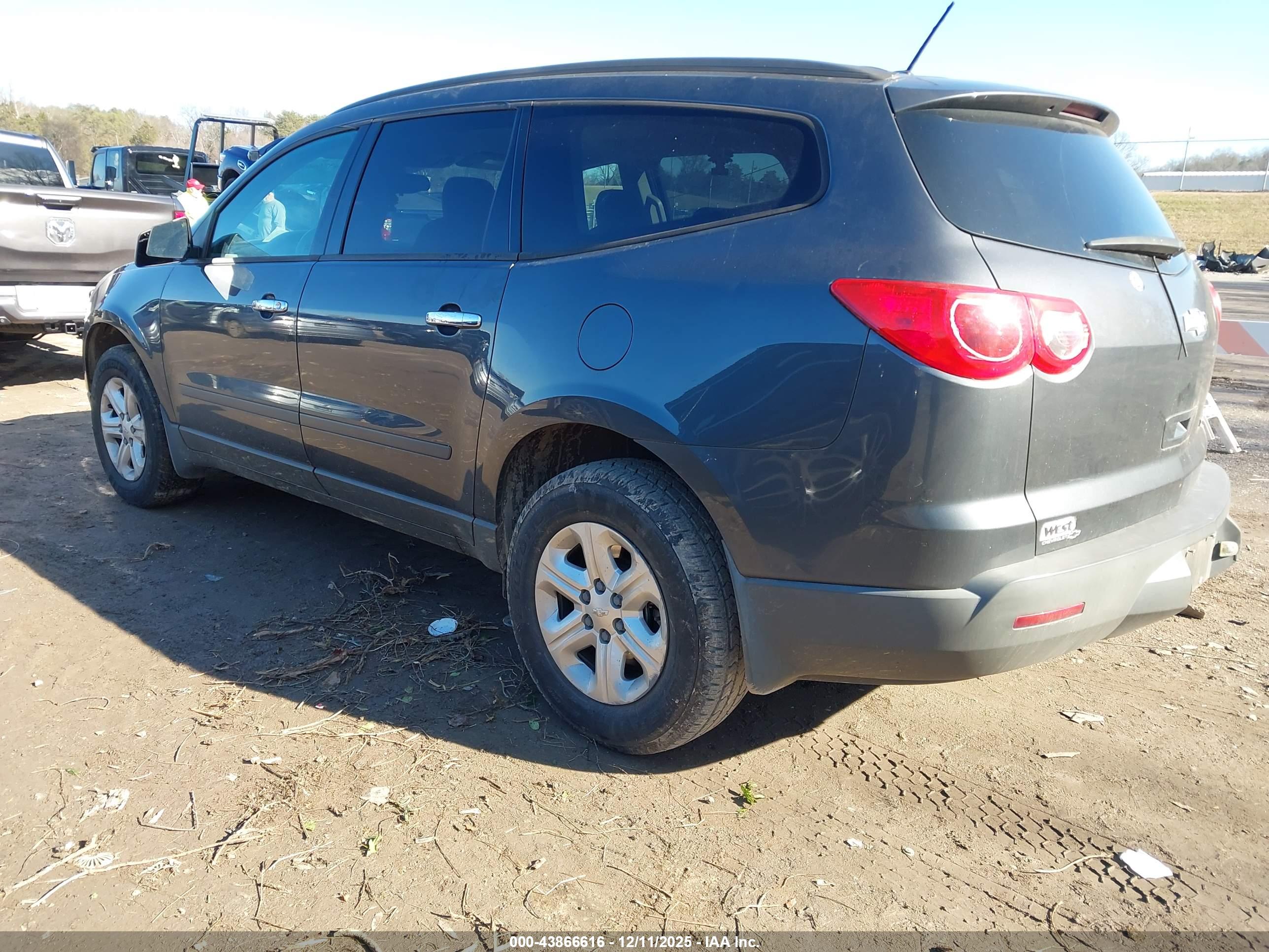 CHEVROLET TRAVERSE image 3