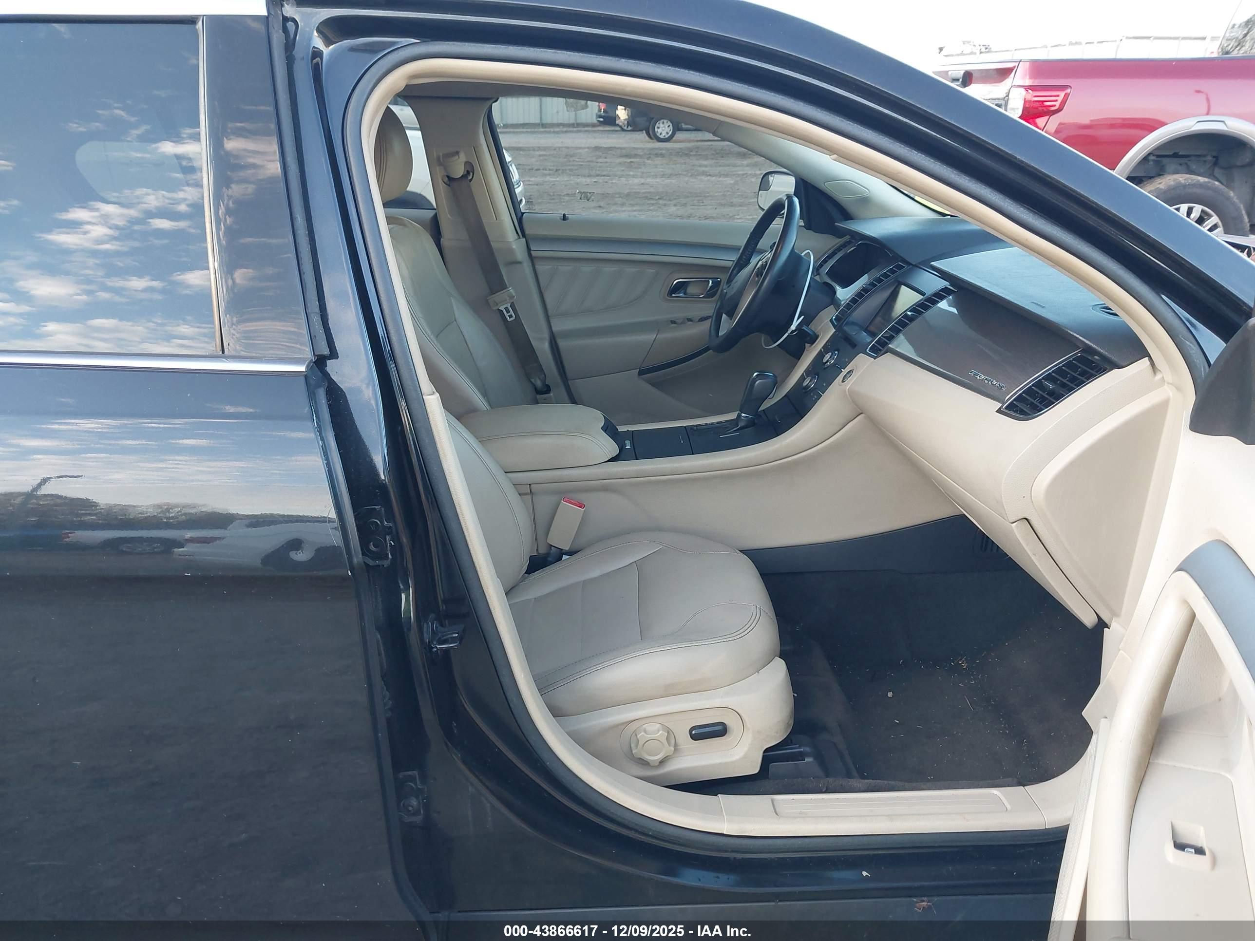 FORD TAURUS image 5