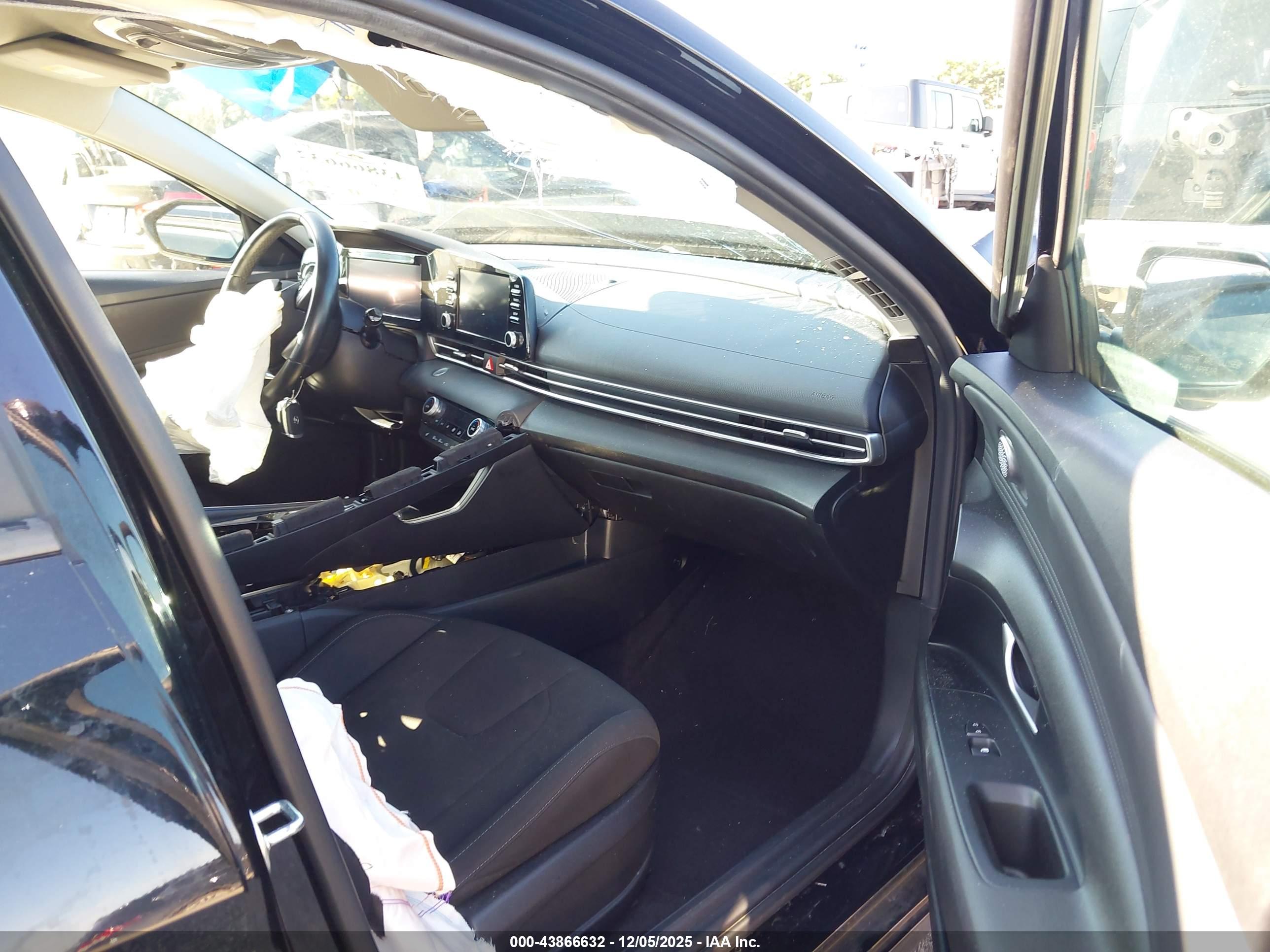 HYUNDAI ELANTRA image 5