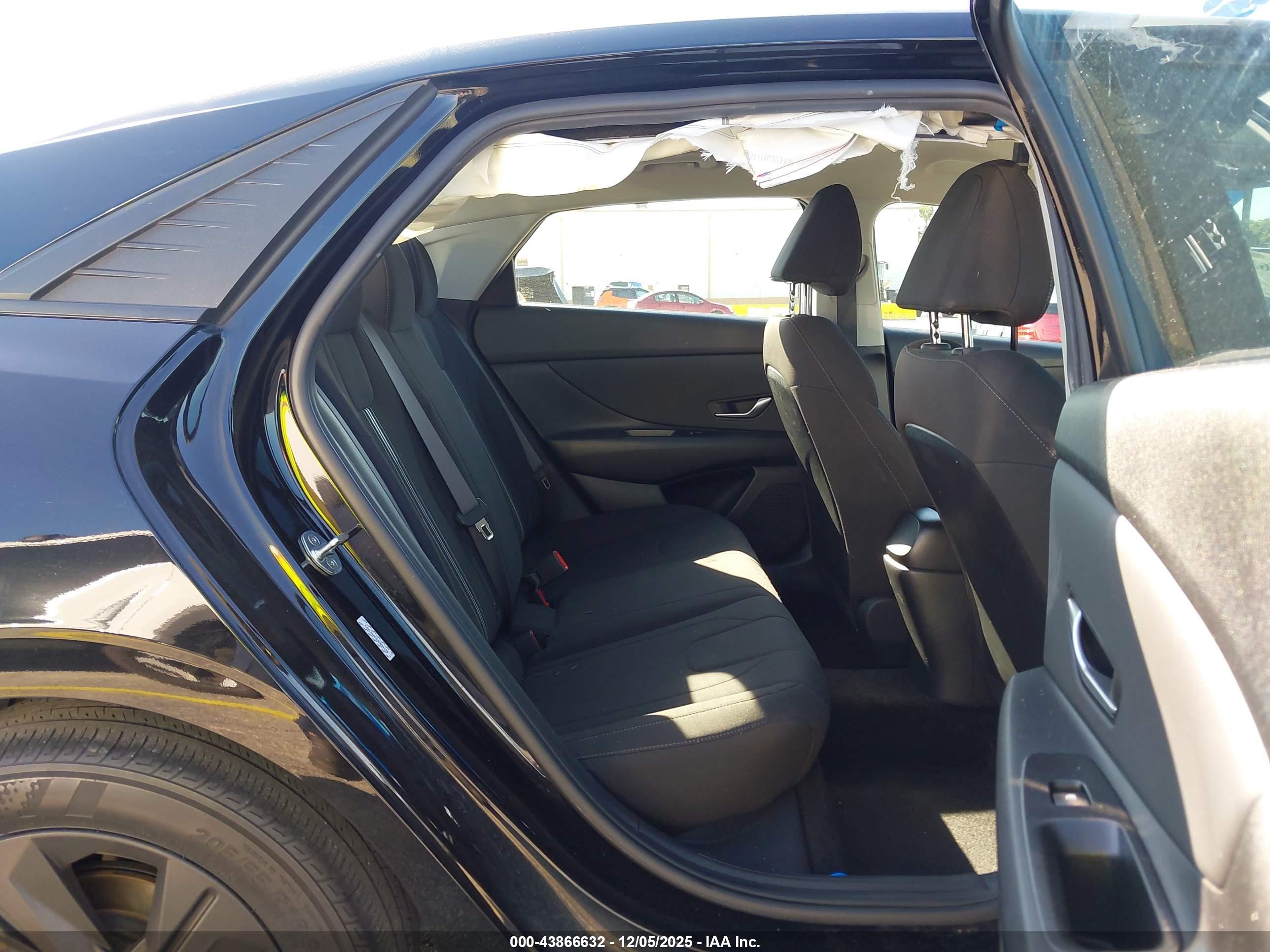 HYUNDAI ELANTRA image 8