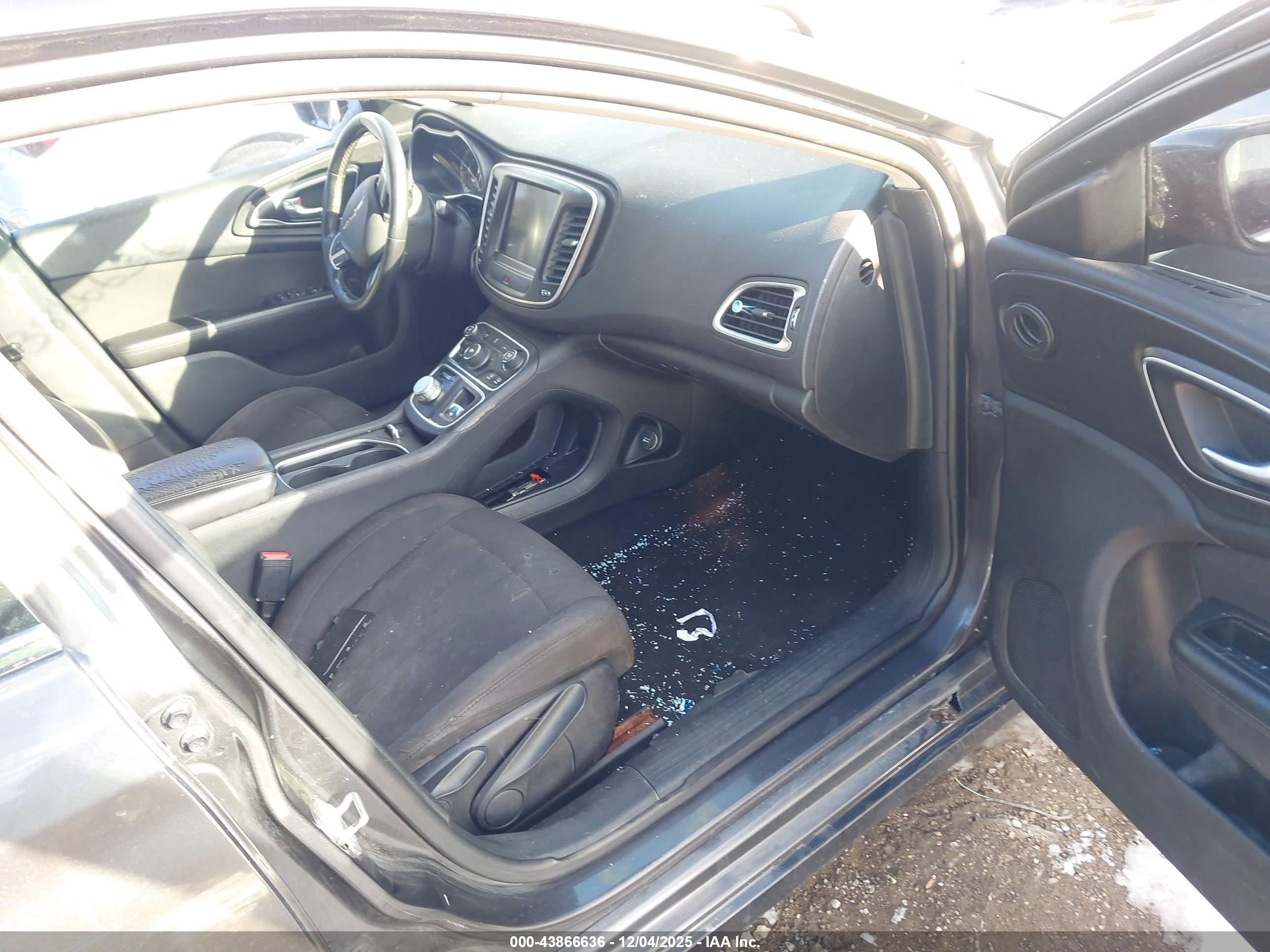 CHRYSLER 200 image 5