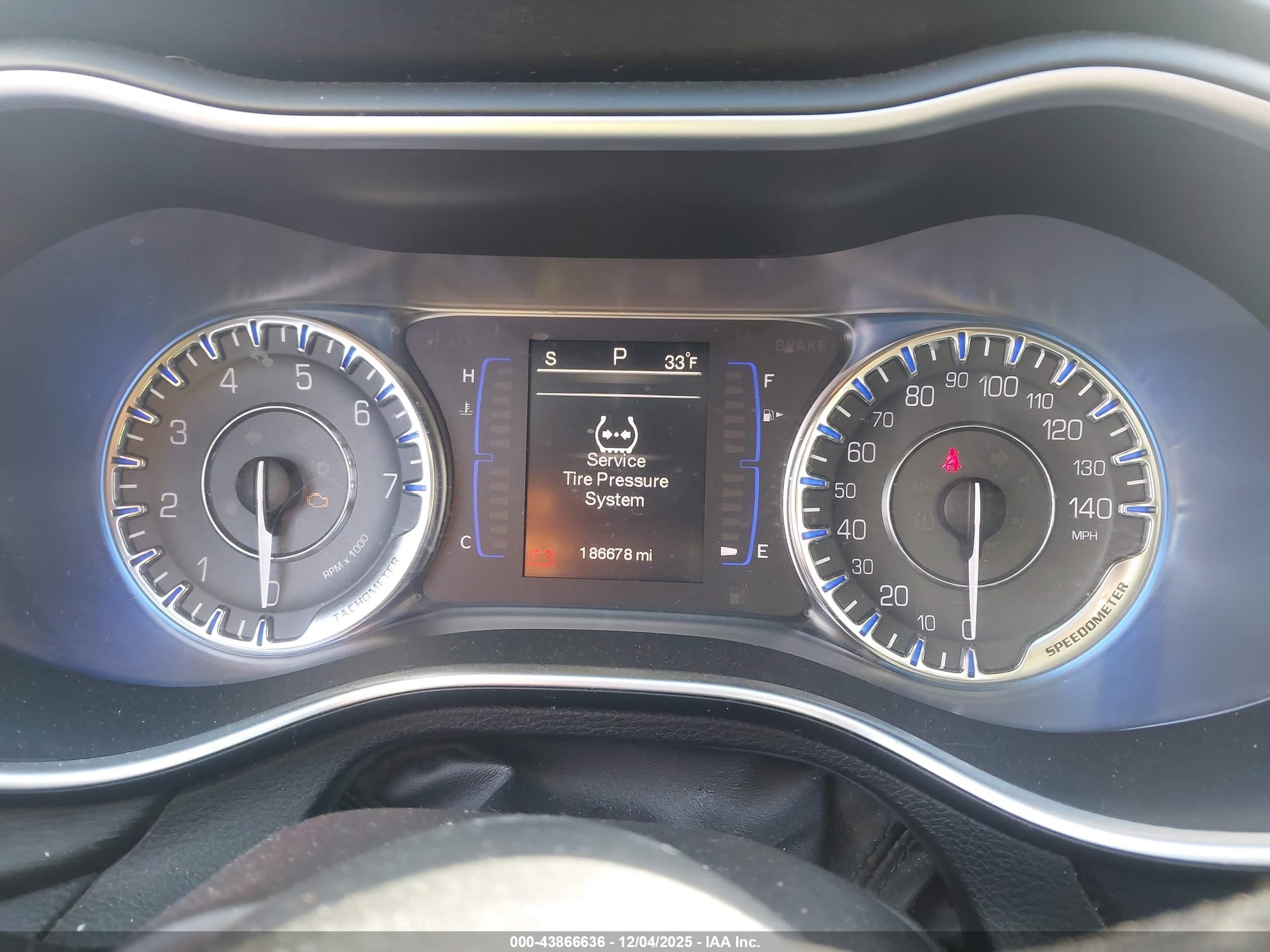 CHRYSLER 200 image 7