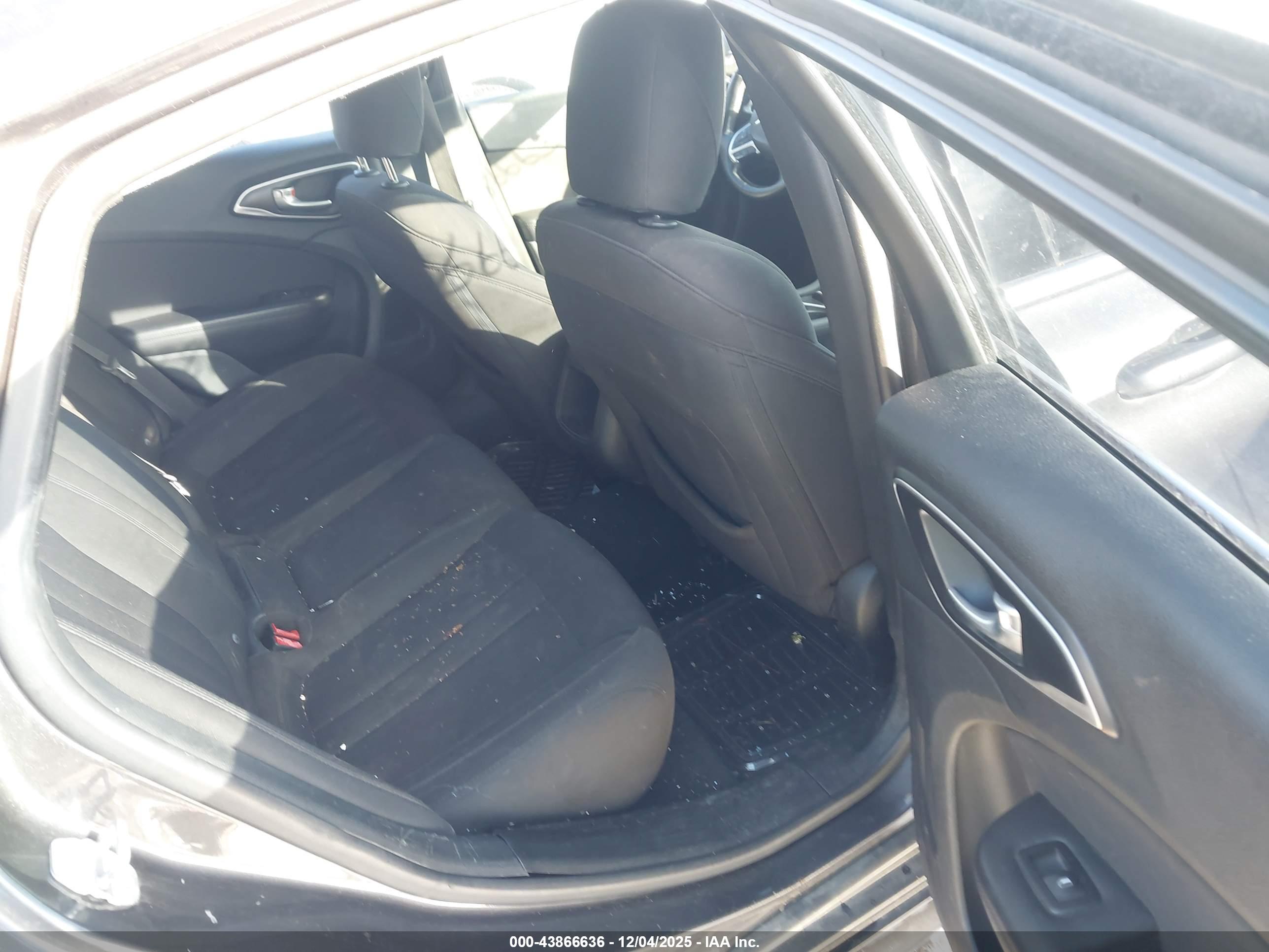 CHRYSLER 200 image 8