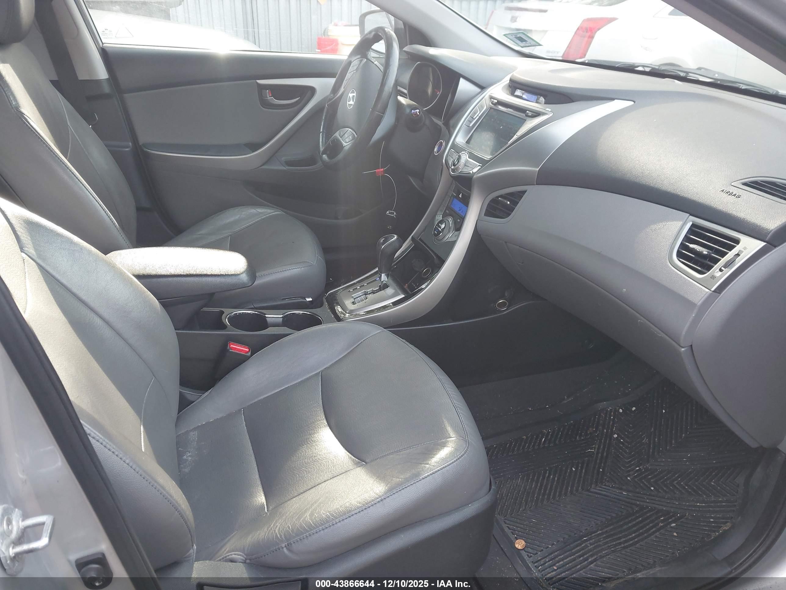 HYUNDAI ELANTRA image 5