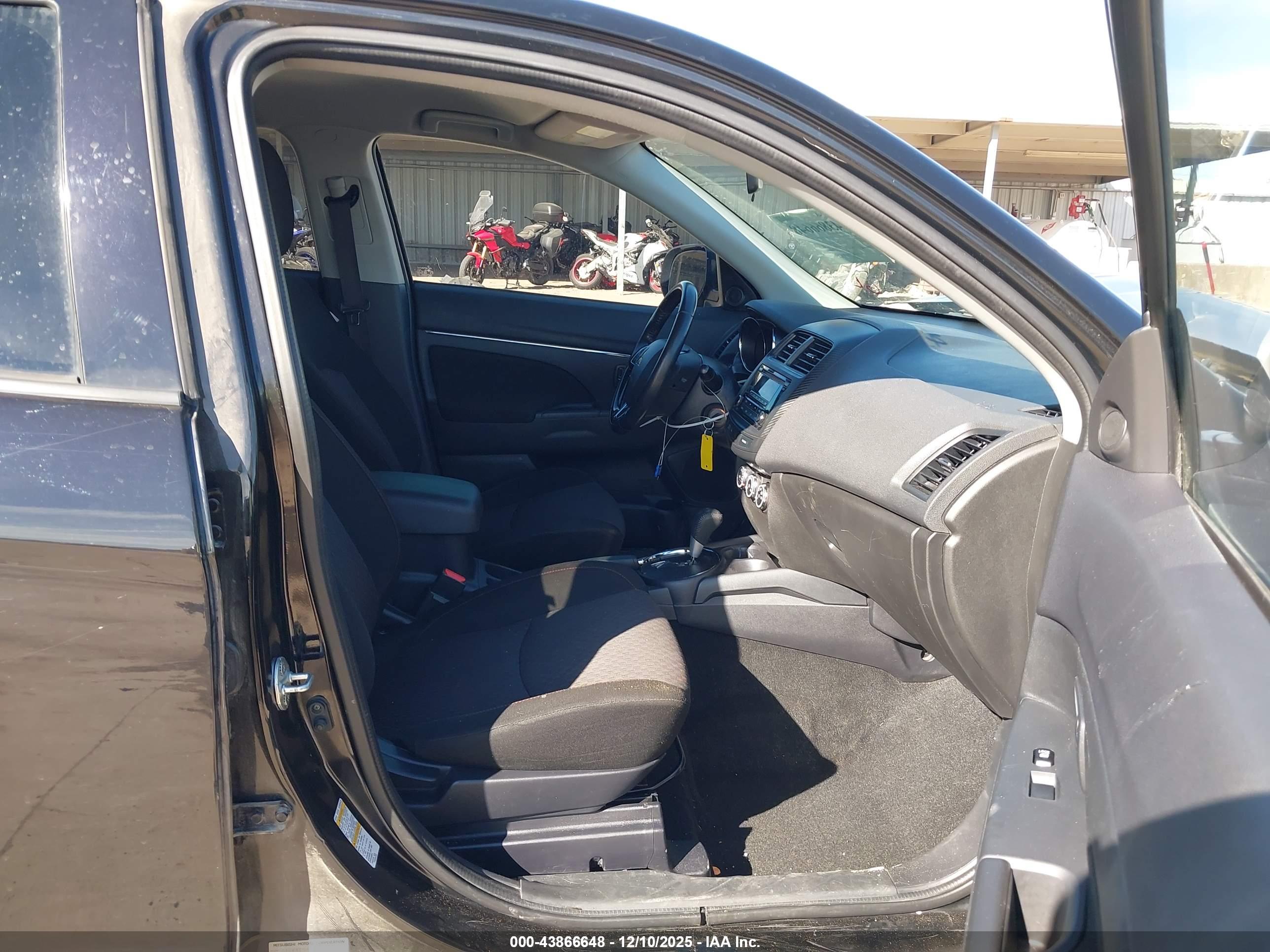 MITSUBISHI OUTLANDER image 5