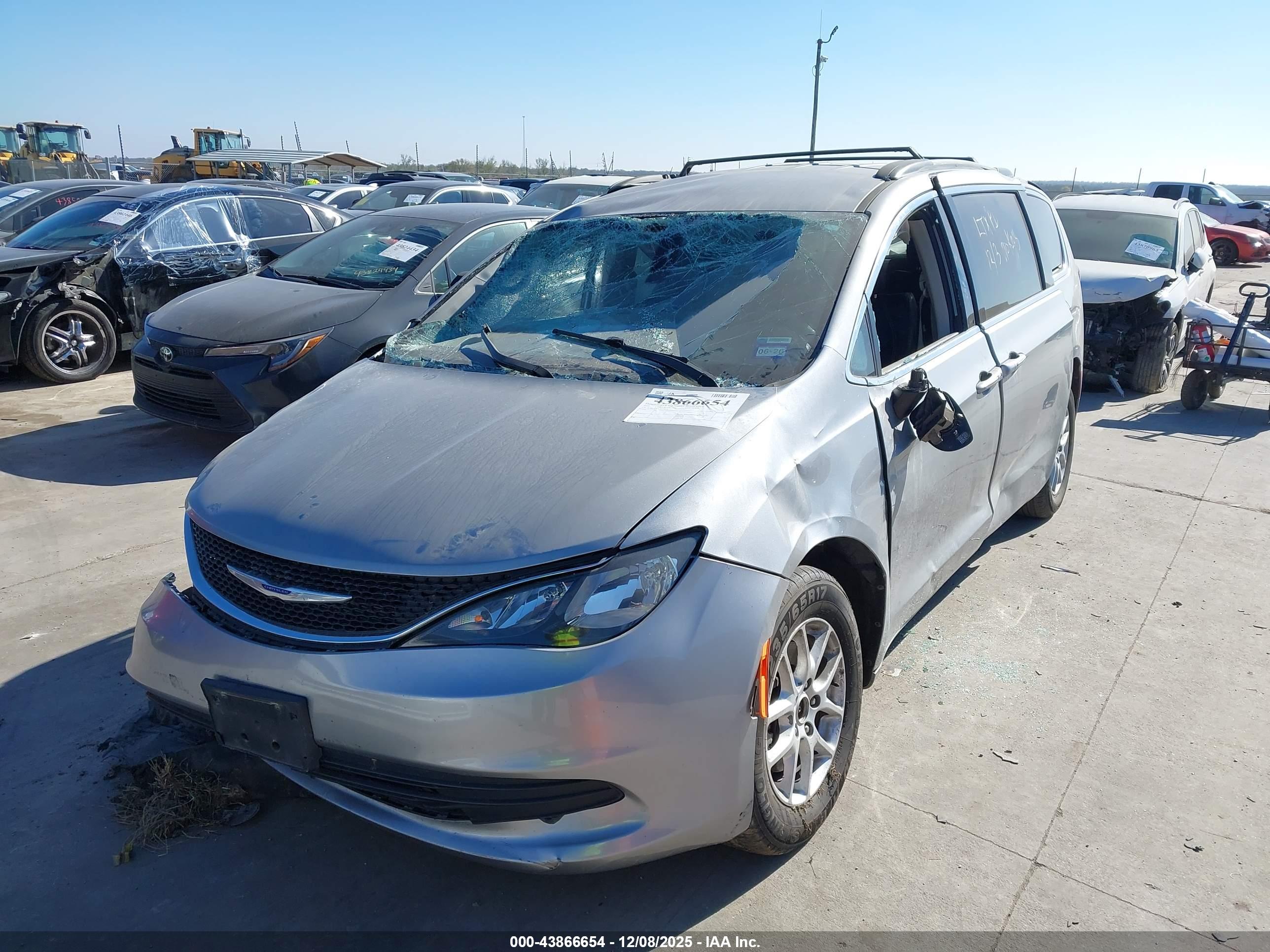 CHRYSLER VOYAGER image 2