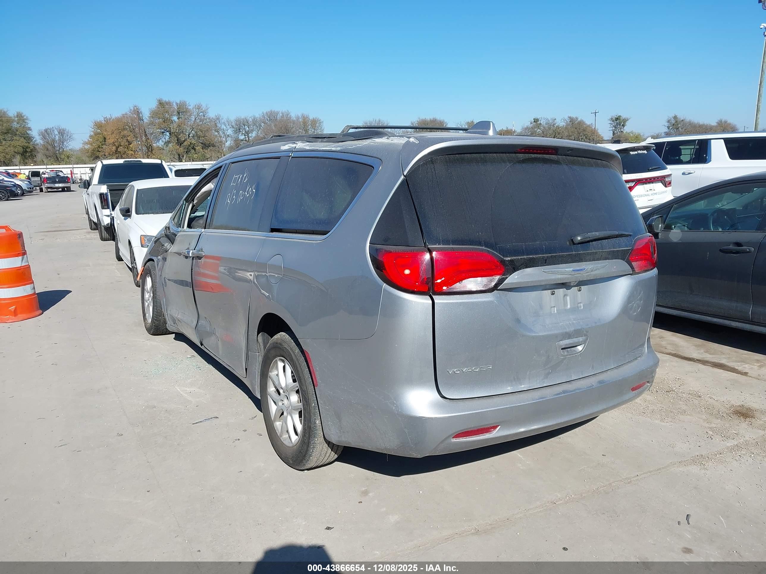 CHRYSLER VOYAGER image 3