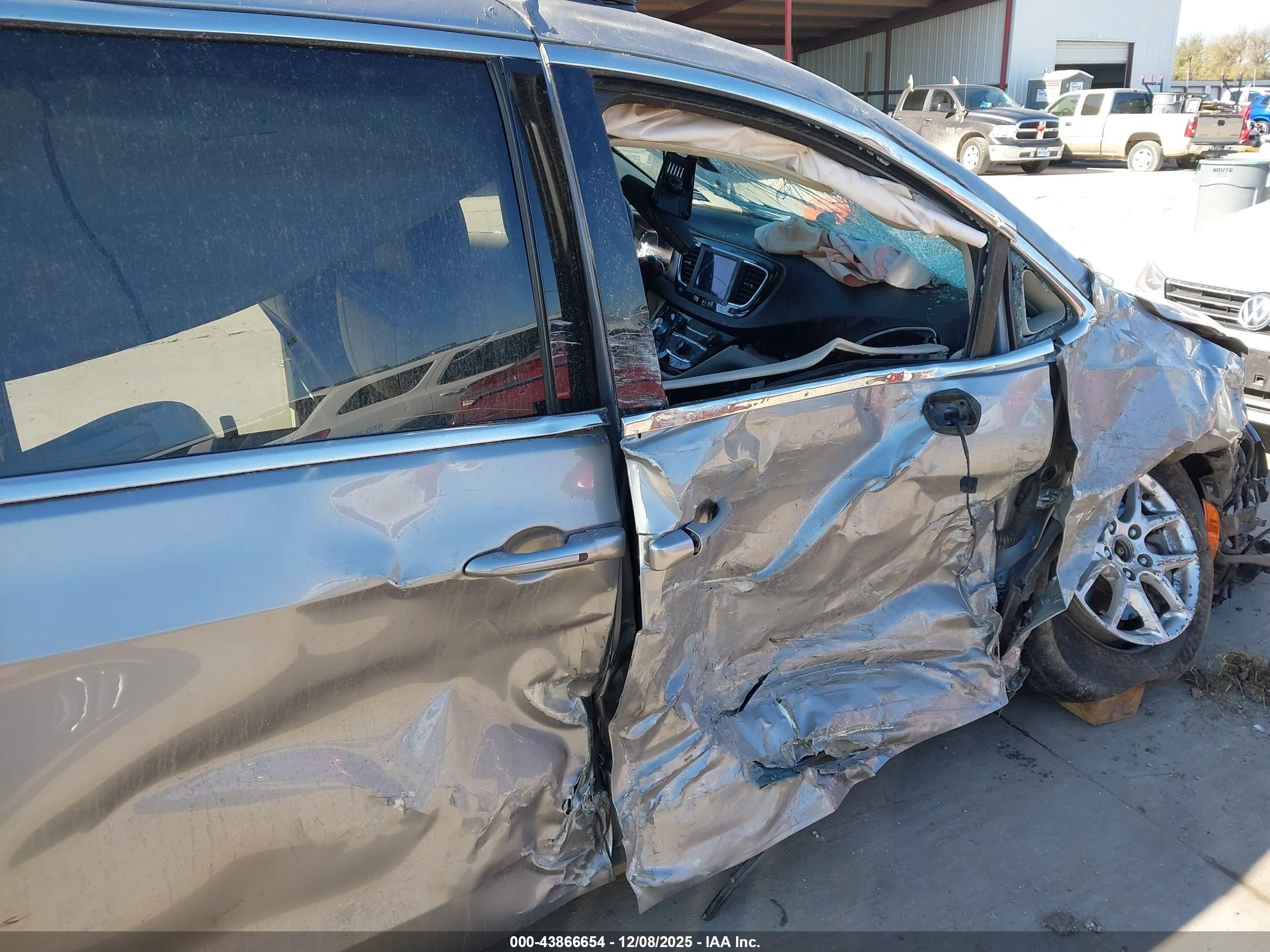 CHRYSLER VOYAGER image 6