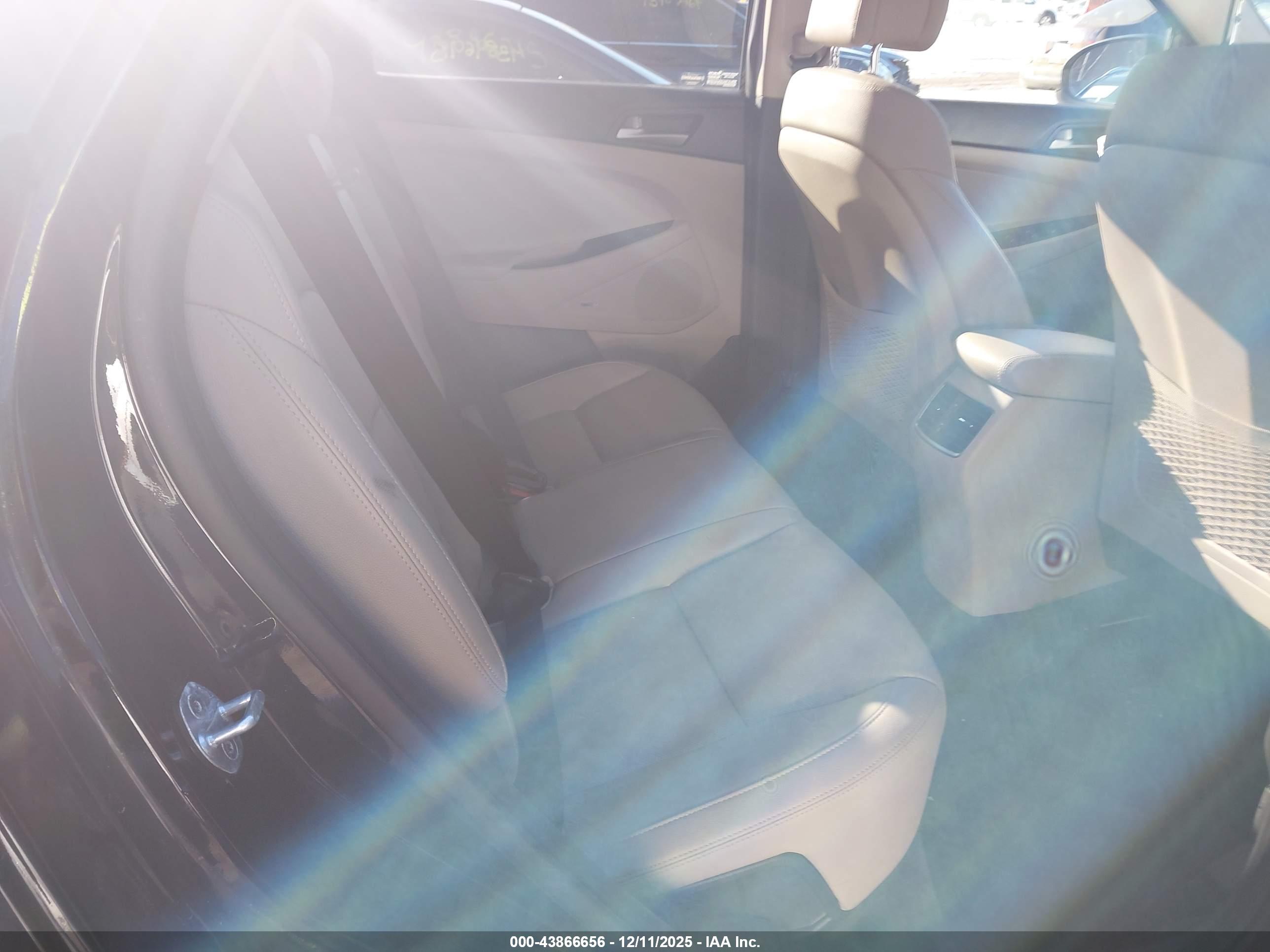 HYUNDAI TUCSON image 8