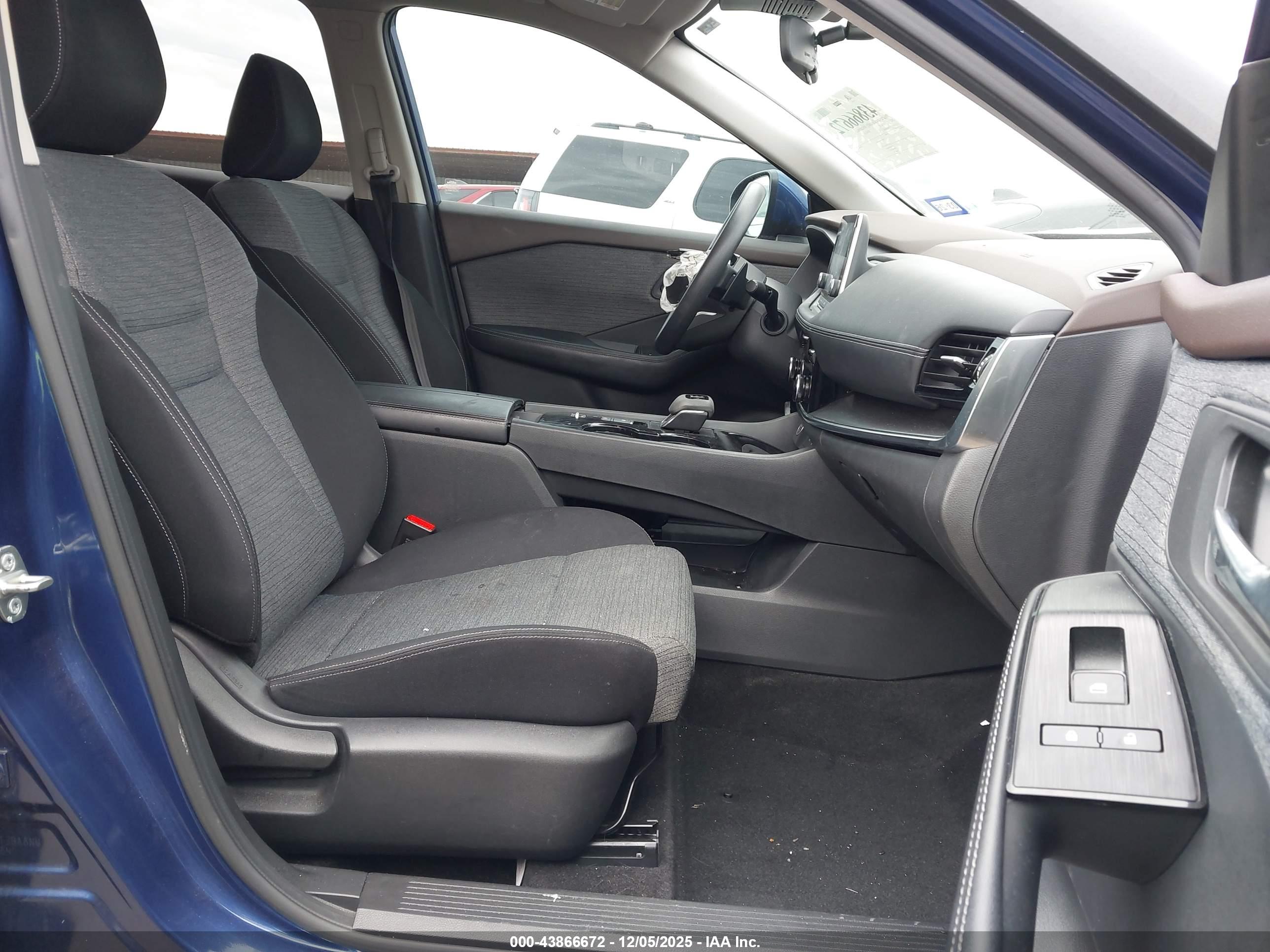NISSAN ROGUE image 5