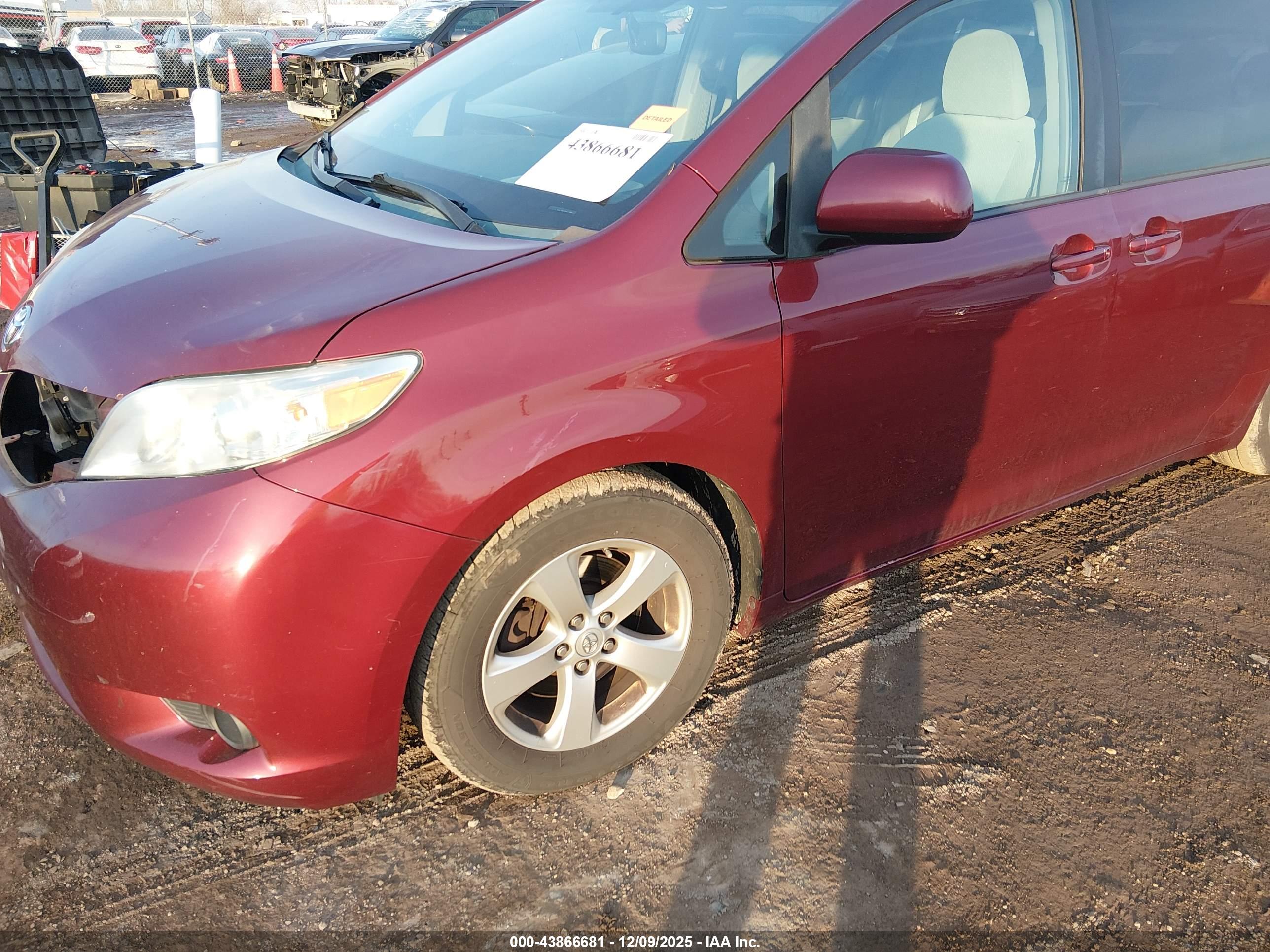 TOYOTA SIENNA image 2