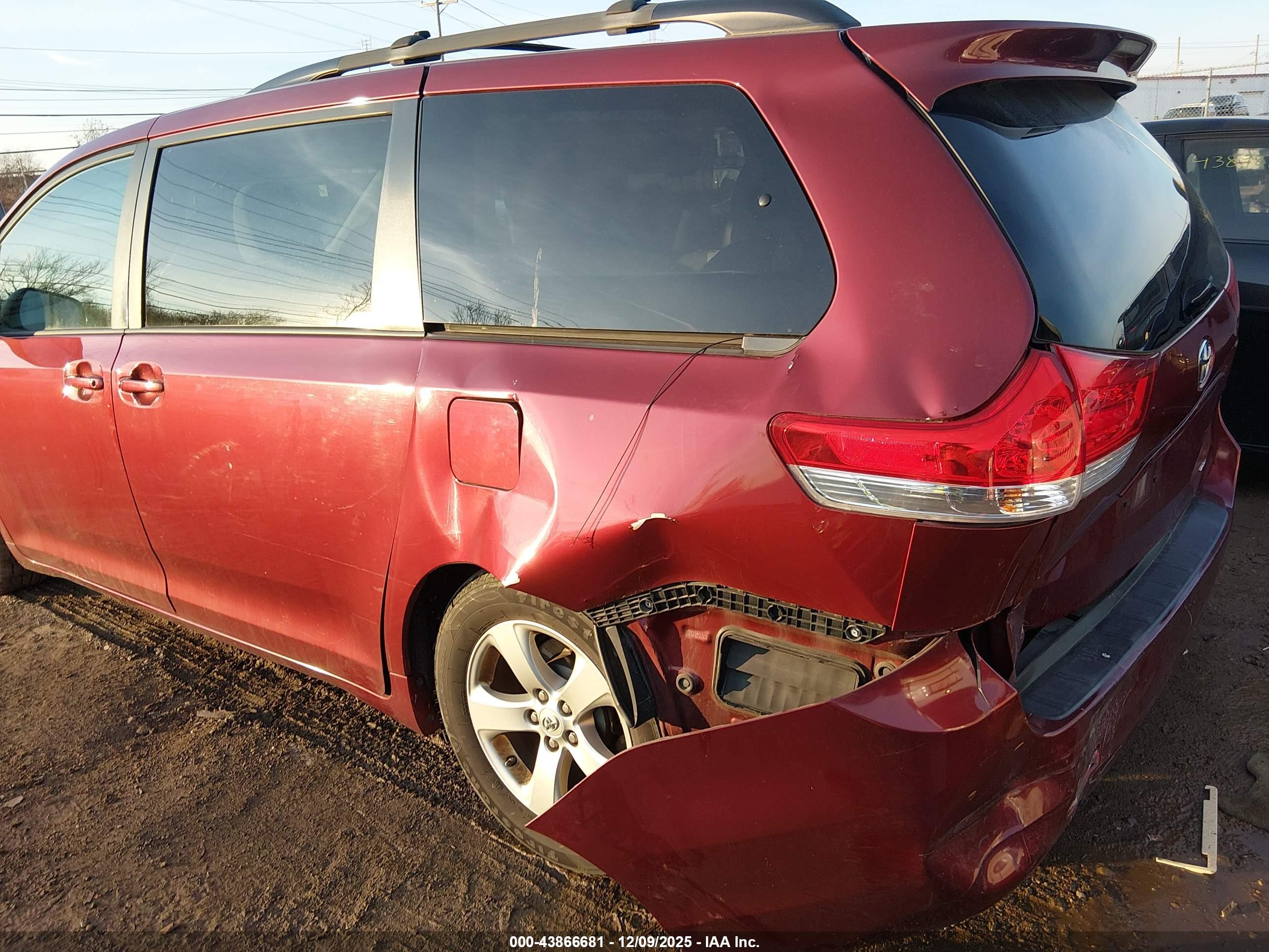 TOYOTA SIENNA image 3
