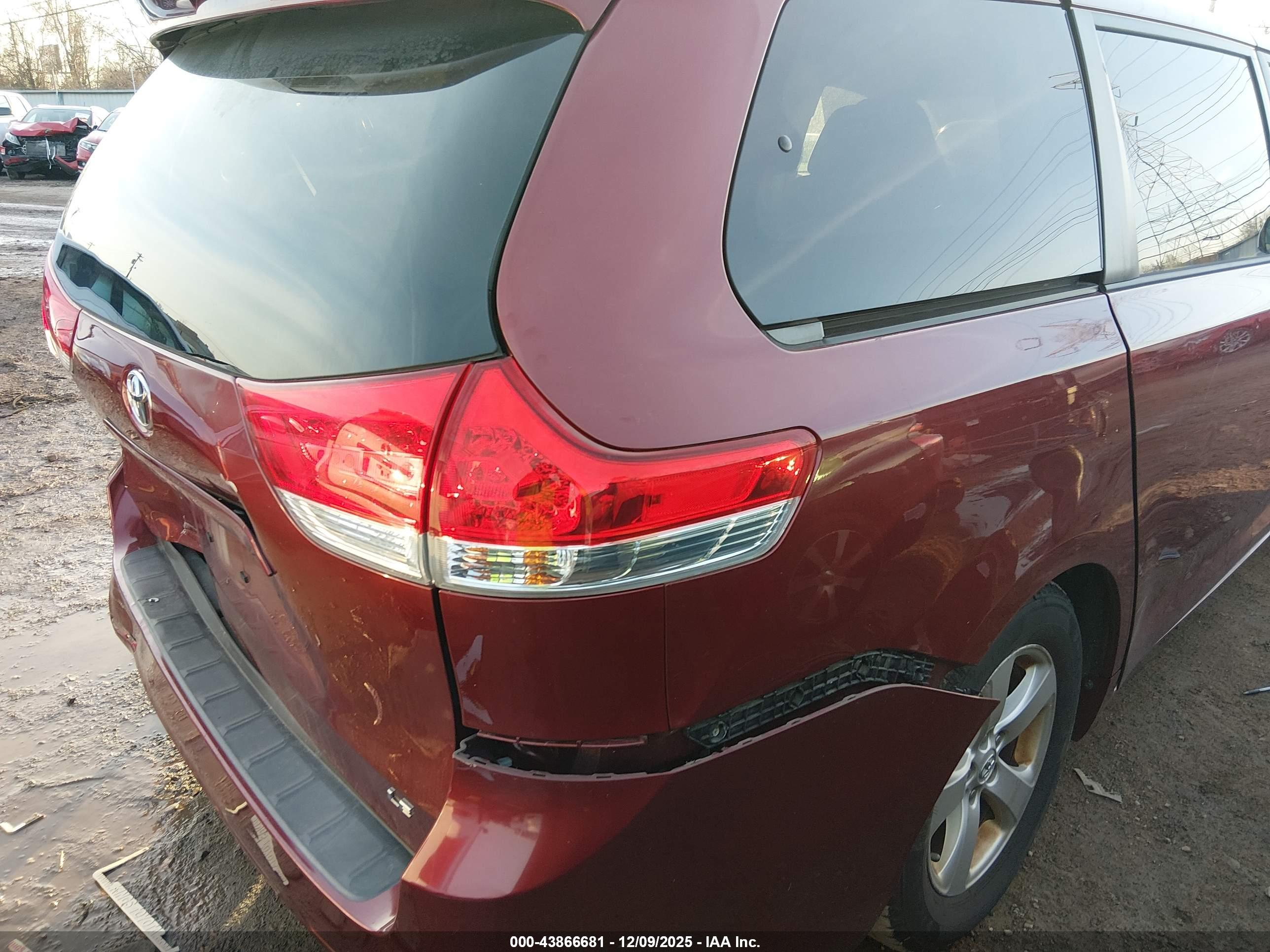 TOYOTA SIENNA image 4
