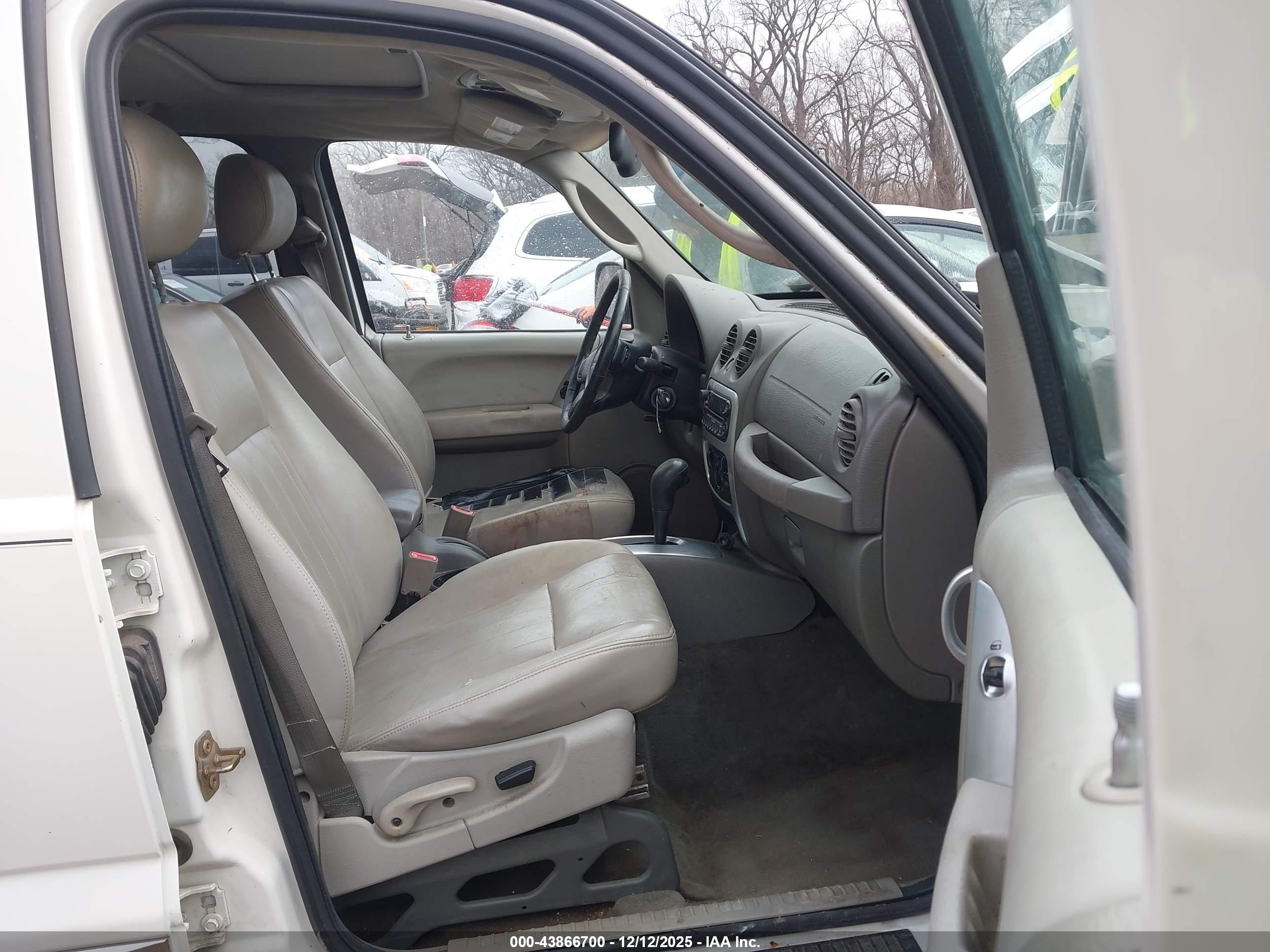 JEEP LIBERTY image 5